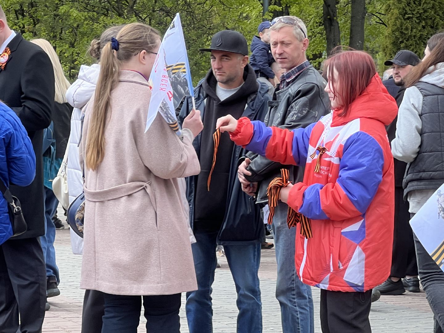 Химки, волонтеры, георгиевская ленточка, День Победы, 9 мая