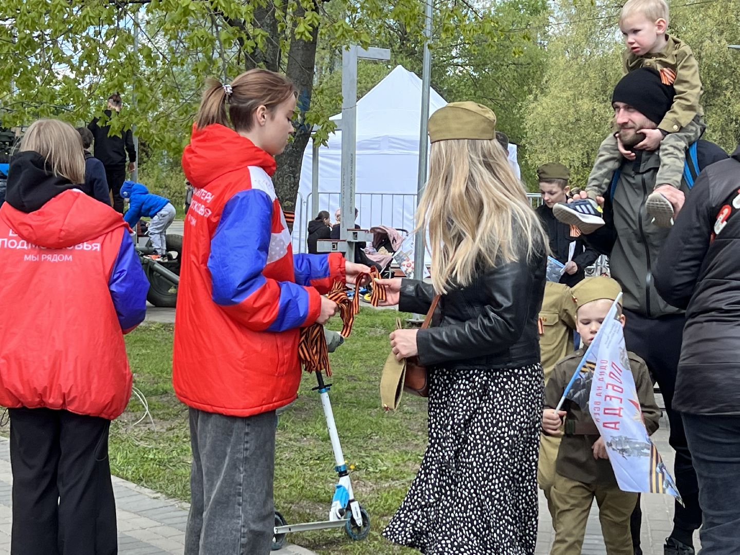 Химки, волонтеры, георгиевская ленточка, День Победы, 9 мая