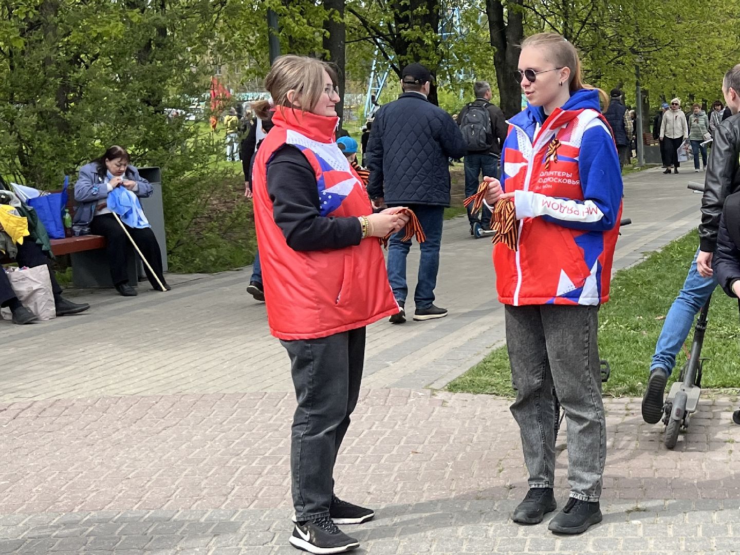 Химки, волонтеры, георгиевская ленточка, День Победы, 9 мая