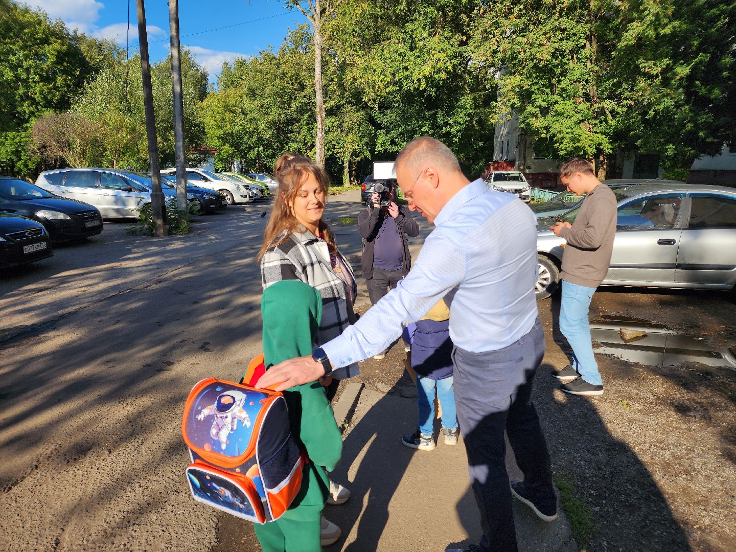 чехов, акция собери ребенка в школу, партия единая россия, депутат госдумы александр коган, помощь многодетным семьям, помощь семьям участников сво, материальная поддержка, школьные принадлежности, рюкзаки, подарки, игрушки, подготовка к новому учебному году, благотворительность,