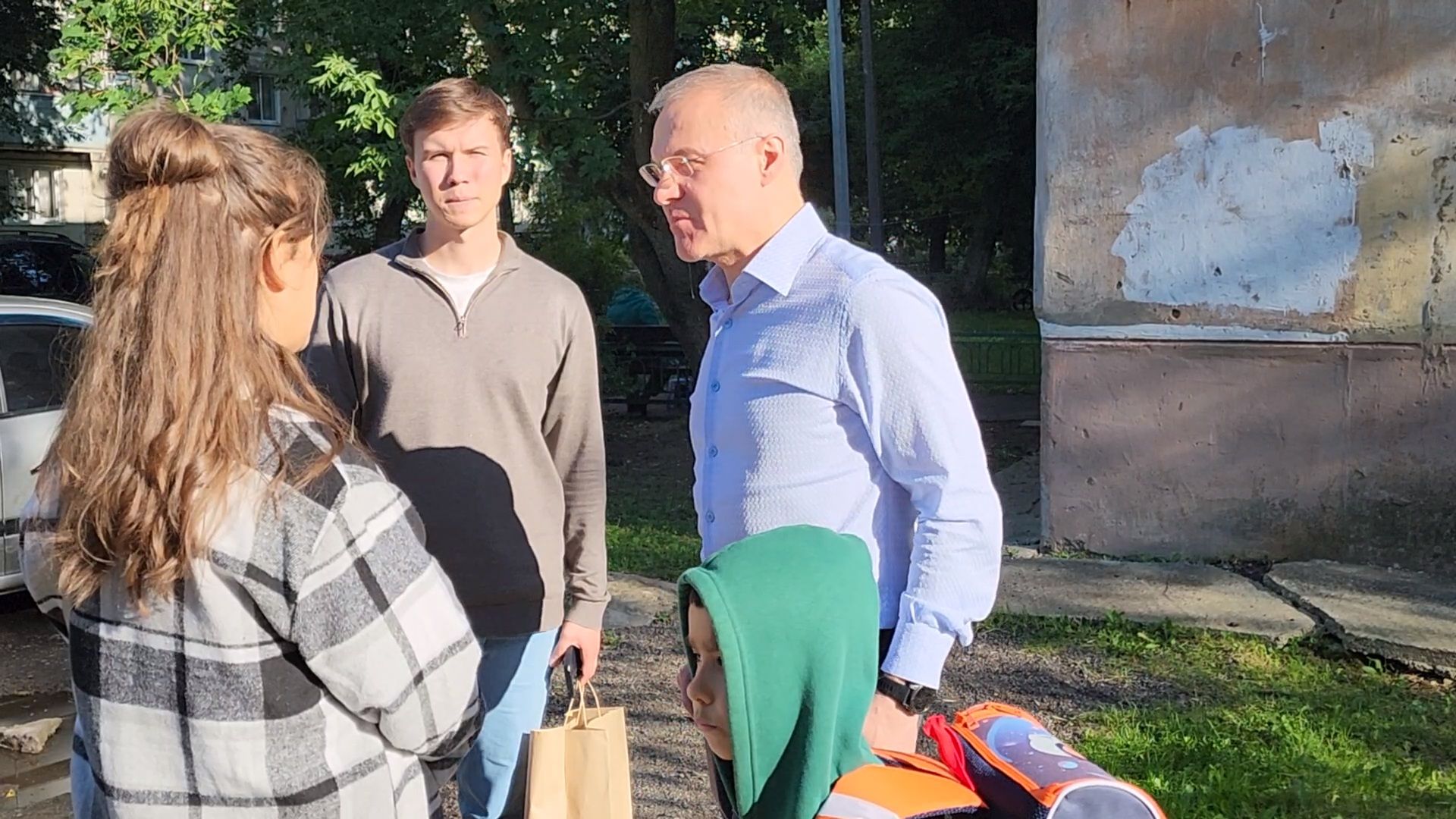 чехов, акция собери ребенка в школу, партия единая россия, депутат госдумы александр коган, помощь многодетным семьям, помощь семьям участников сво, материальная поддержка, школьные принадлежности, рюкзаки, подарки, игрушки, подготовка к новому учебному году, благотворительность,