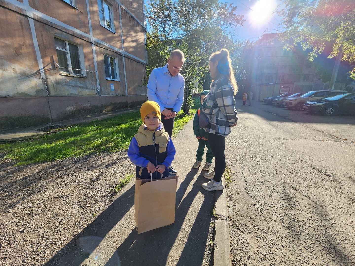 чехов, акция собери ребенка в школу, партия единая россия, депутат госдумы александр коган, помощь многодетным семьям, помощь семьям участников сво, материальная поддержка, школьные принадлежности, рюкзаки, подарки, игрушки, подготовка к новому учебному году, благотворительность,