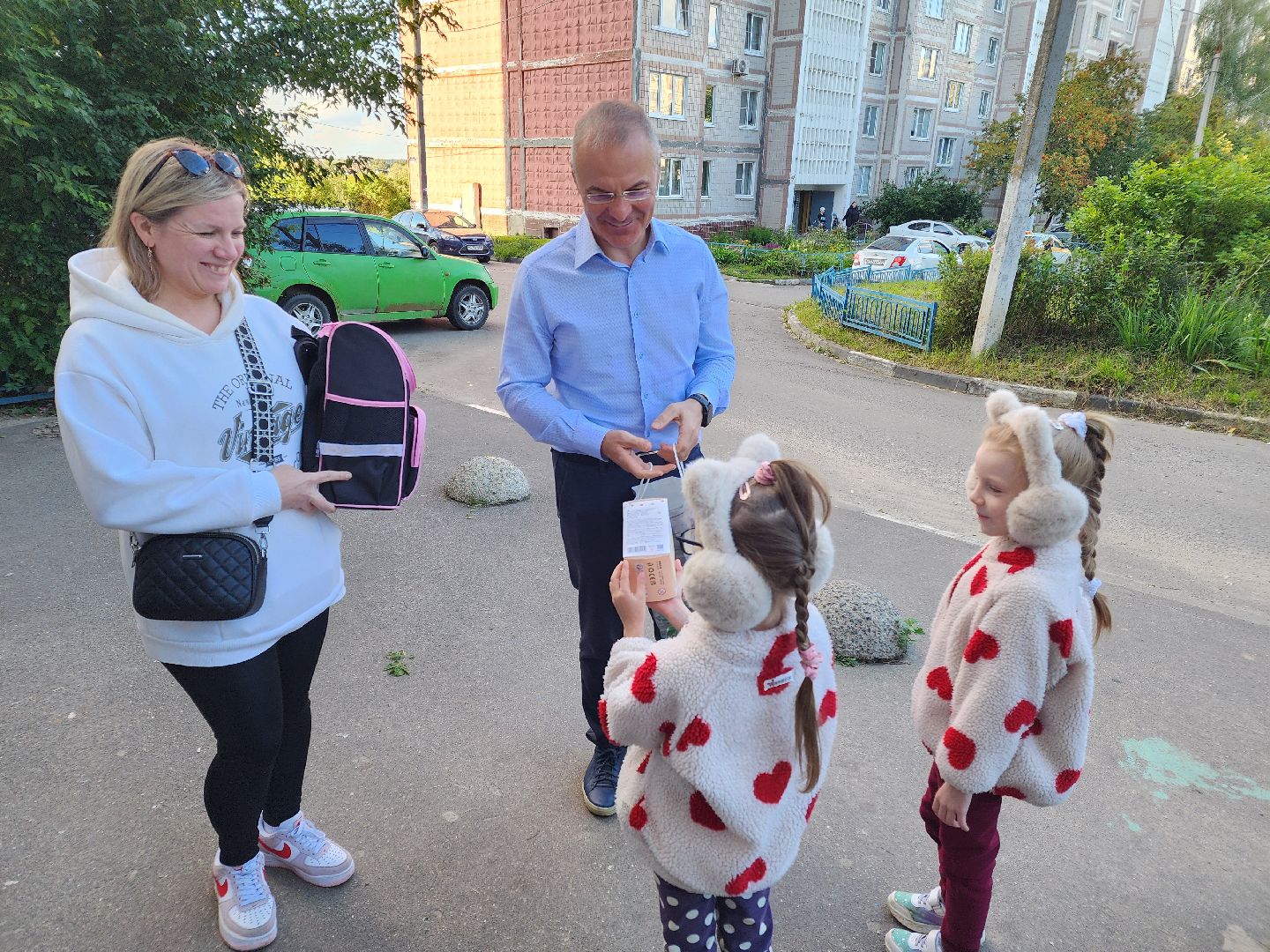 чехов, акция собери ребенка в школу, партия единая россия, депутат госдумы александр коган, помощь многодетным семьям, помощь семьям участников сво, материальная поддержка, школьные принадлежности, рюкзаки, подарки, игрушки, подготовка к новому учебному году, благотворительность,
