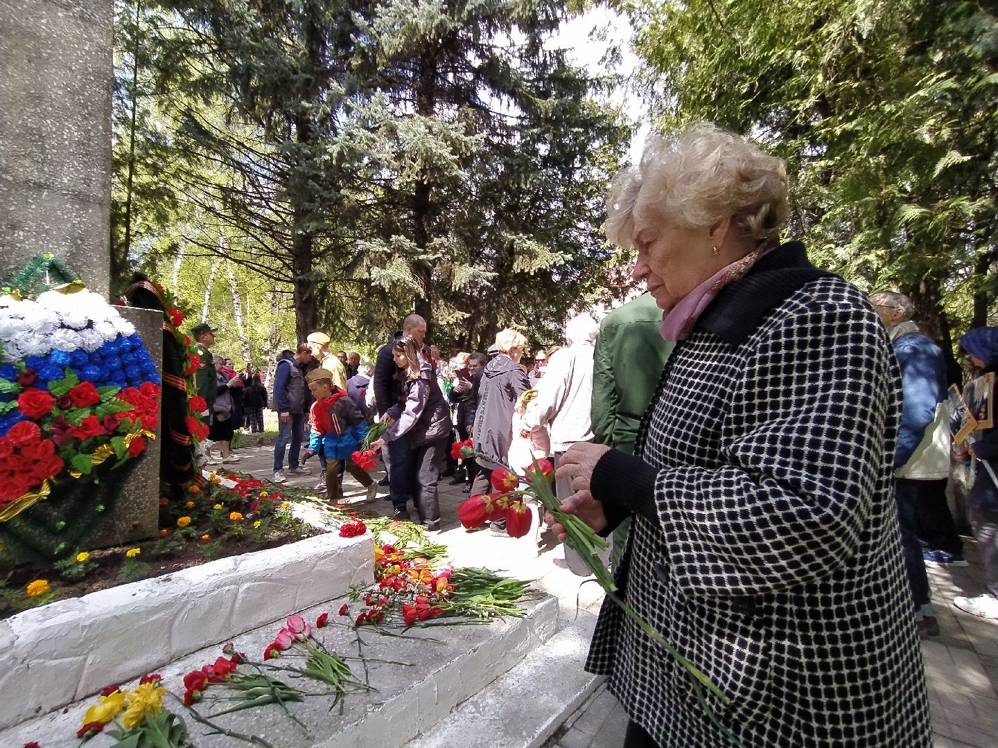 ВОВ, День Победы, памятник, цветы