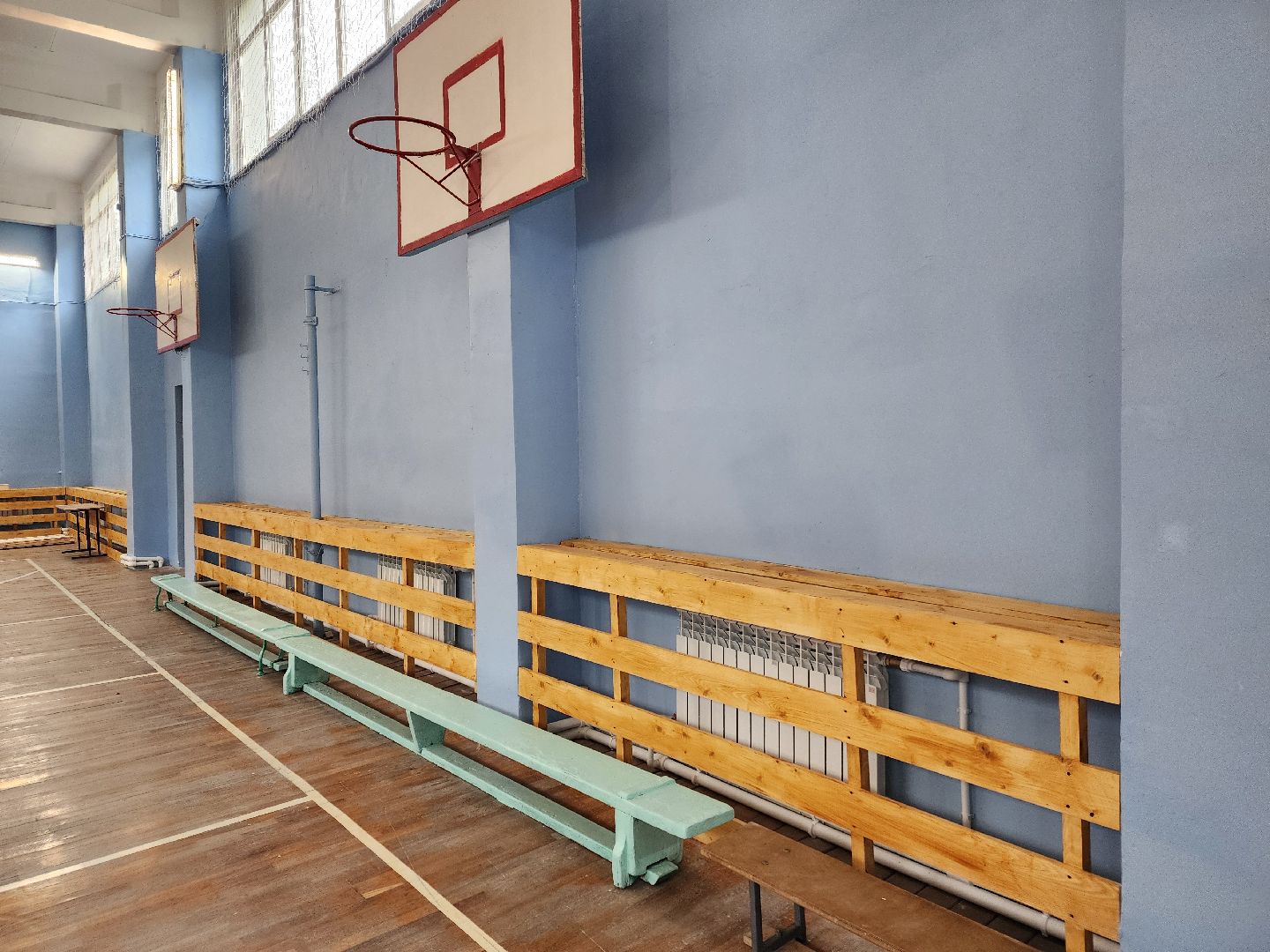 чехов, улица мира 7а, гимназия 7, подготовка к новому учебному году, текущий ремонт спортзала, обновление системы отопления, новые радиаторы отопления, благоустройство двора, покос травы, уборка мусора, покраска стен и потолка, директор гимназии елена рубцова,