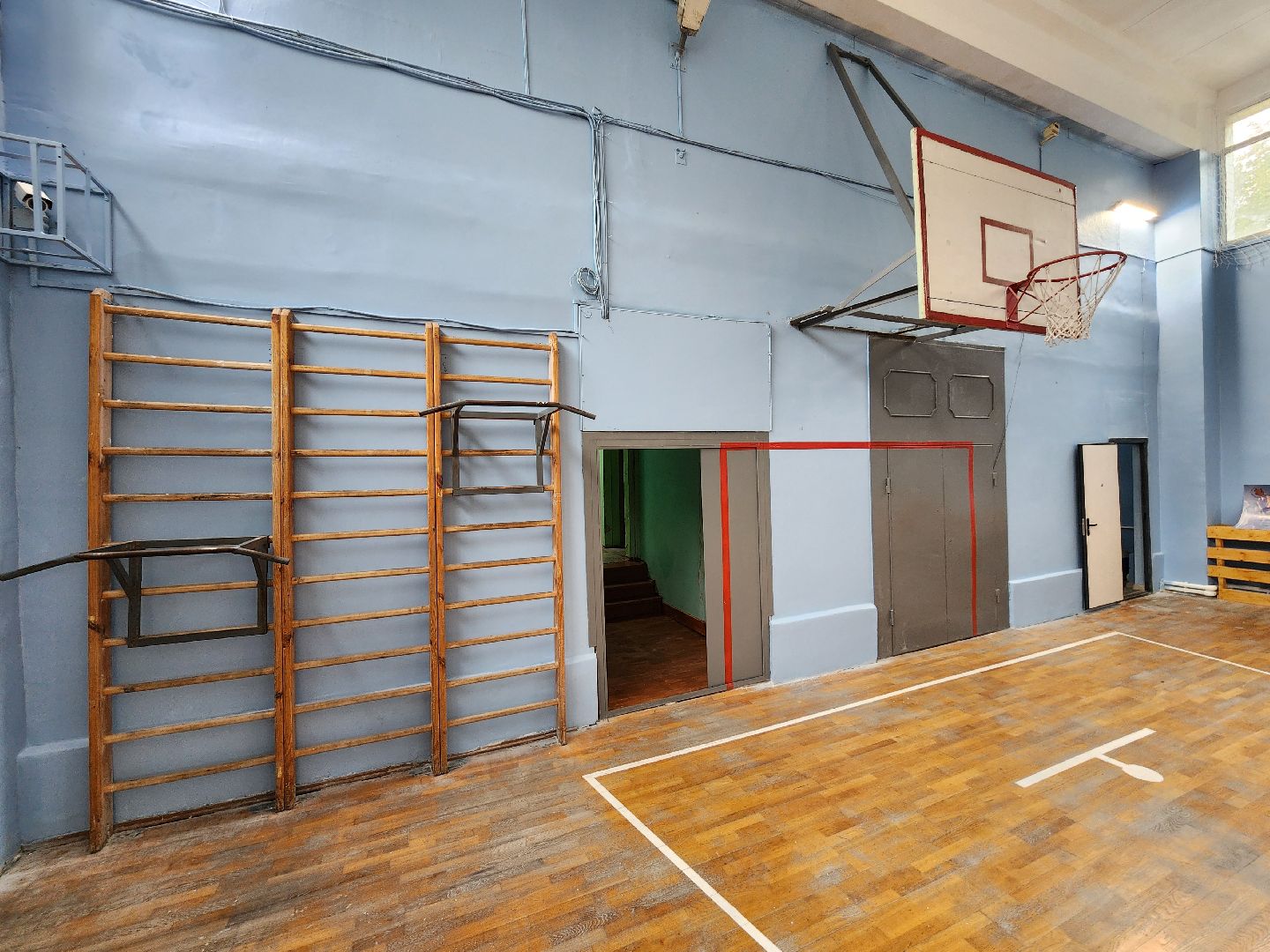 чехов, улица мира 7а, гимназия 7, подготовка к новому учебному году, текущий ремонт спортзала, обновление системы отопления, новые радиаторы отопления, благоустройство двора, покос травы, уборка мусора, покраска стен и потолка, директор гимназии елена рубцова,