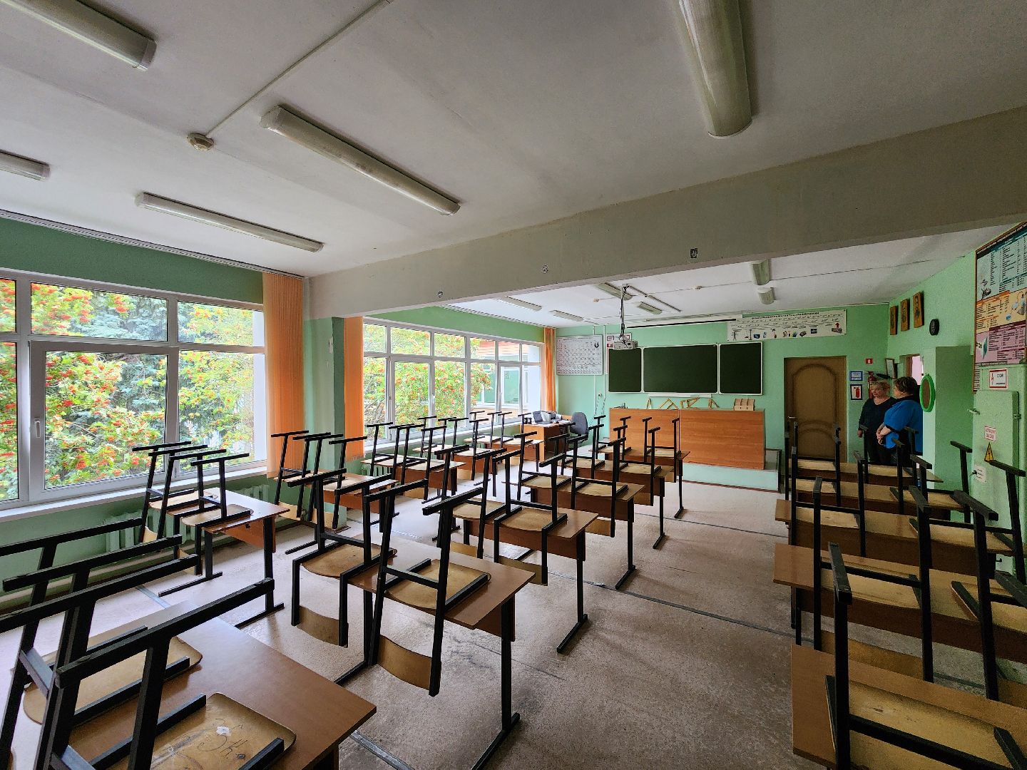 чехов, улица мира 7а, гимназия 7, подготовка к новому учебному году, текущий ремонт спортзала, обновление системы отопления, новые радиаторы отопления, благоустройство двора, покос травы, уборка мусора, покраска стен и потолка, директор гимназии елена рубцова,