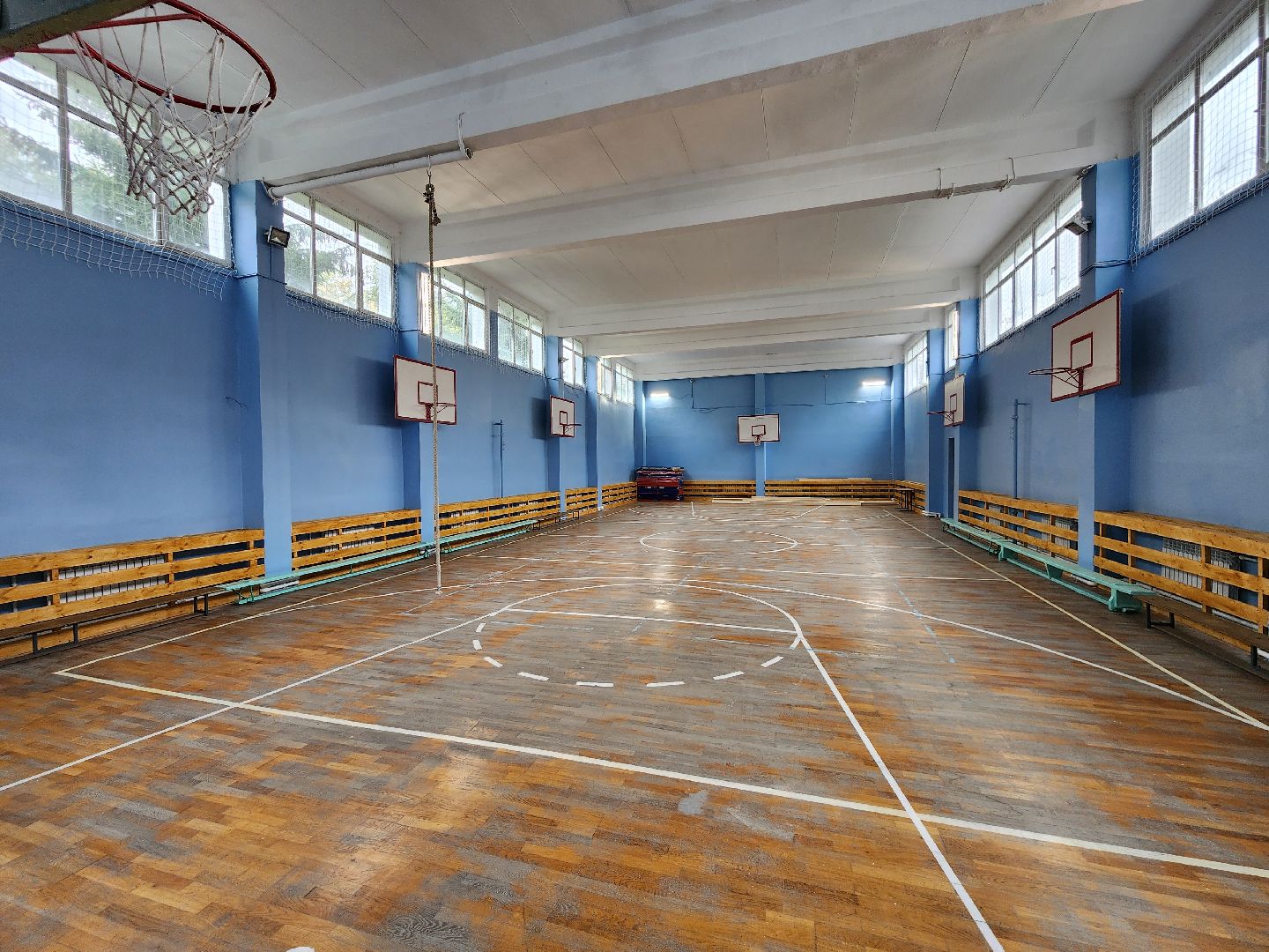 чехов, улица мира 7а, гимназия 7, подготовка к новому учебному году, текущий ремонт спортзала, обновление системы отопления, новые радиаторы отопления, благоустройство двора, покос травы, уборка мусора, покраска стен и потолка, директор гимназии елена рубцова,