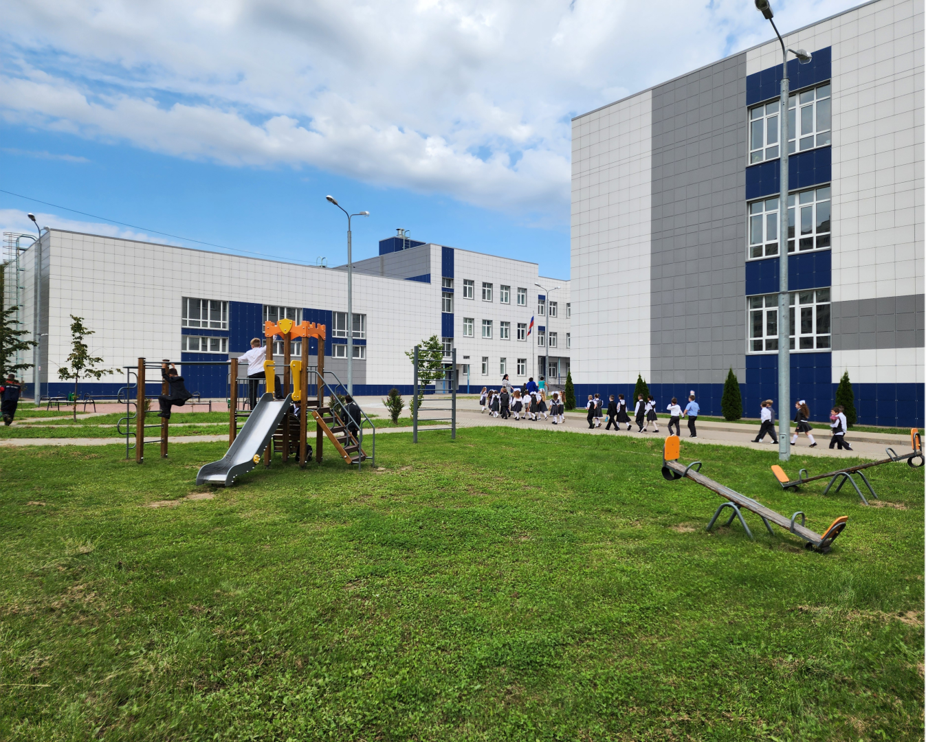 чехов, микрорайон губернский, улица уездная 6, школа 10, день знаний, первый звонок, 1 сентября, торжественная линейка, первоклассники, готовность к новому учебному году, учебники, учителя, ремонт, благоустройство, первый заместитель главы округа, денис юрков, директор школы 10 константин значков,мороженое, губернатор московской области,