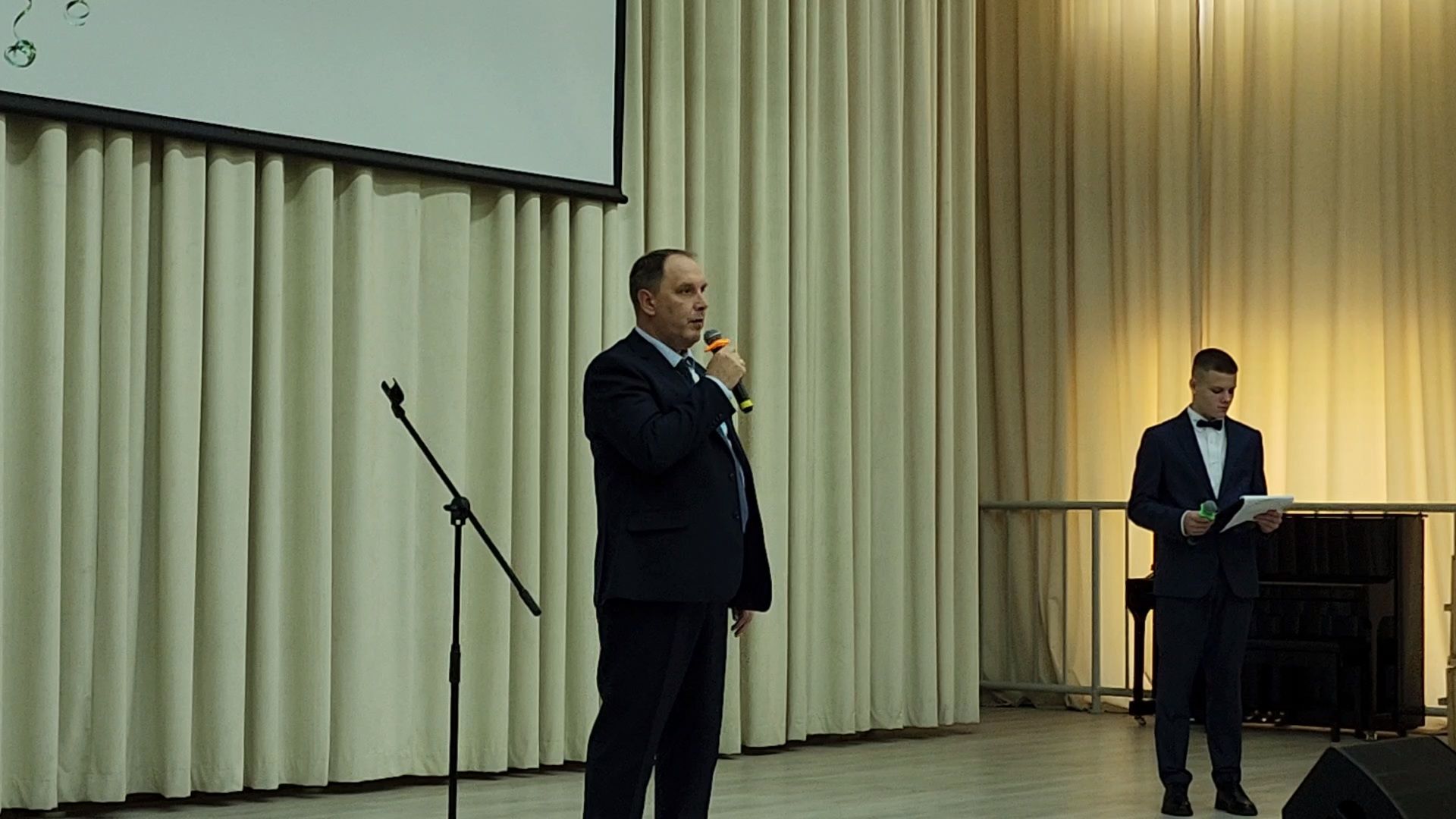 чехов, микрорайон губернский, улица уездная 6, школа 10, день знаний, первый звонок, 1 сентября, торжественная линейка, первоклассники, готовность к новому учебному году, учебники, учителя, ремонт, благоустройство, первый заместитель главы округа, денис юрков, директор школы 10 константин значков,мороженое, губернатор московской области,