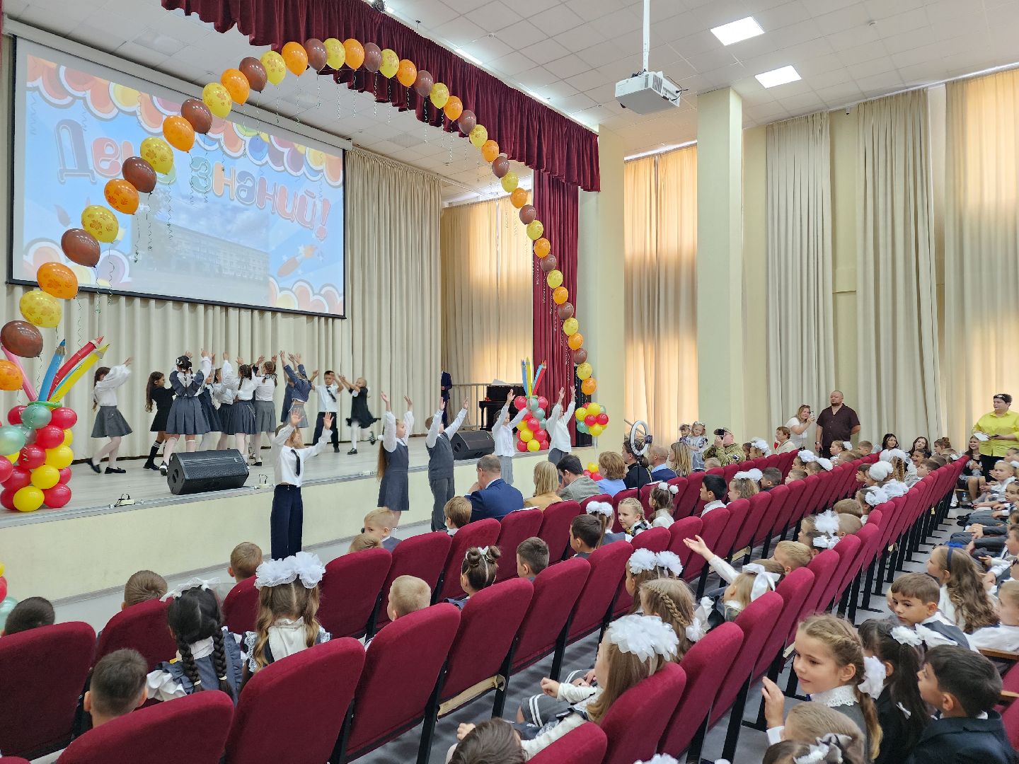 чехов, микрорайон губернский, улица уездная 6, школа 10, день знаний, первый звонок, 1 сентября, торжественная линейка, первоклассники, готовность к новому учебному году, учебники, учителя, ремонт, благоустройство, первый заместитель главы округа, денис юрков, директор школы 10 константин значков,мороженое, губернатор московской области,