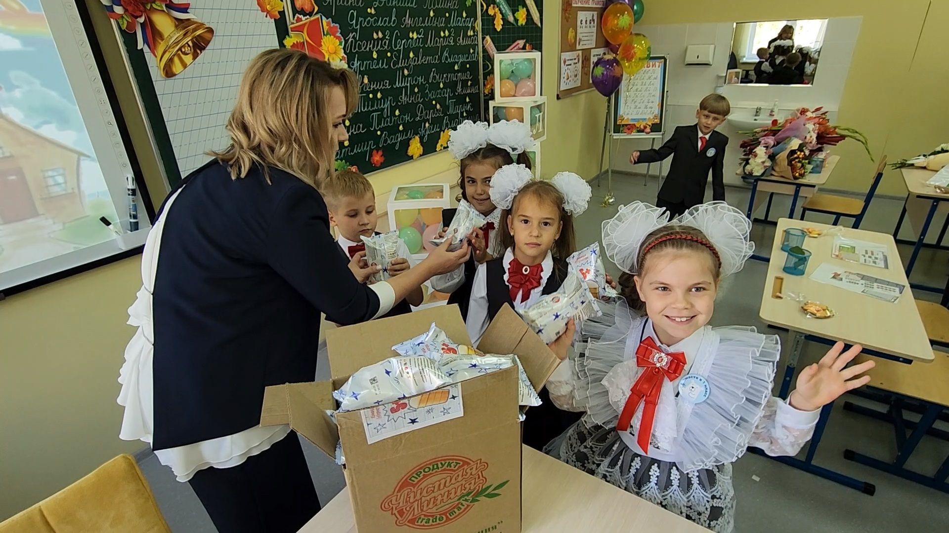 чехов, микрорайон губернский, улица уездная 6, школа 10, день знаний, первый звонок, 1 сентября, торжественная линейка, первоклассники, готовность к новому учебному году, учебники, учителя, ремонт, благоустройство, первый заместитель главы округа, денис юрков, директор школы 10 константин значков,мороженое, губернатор московской области,