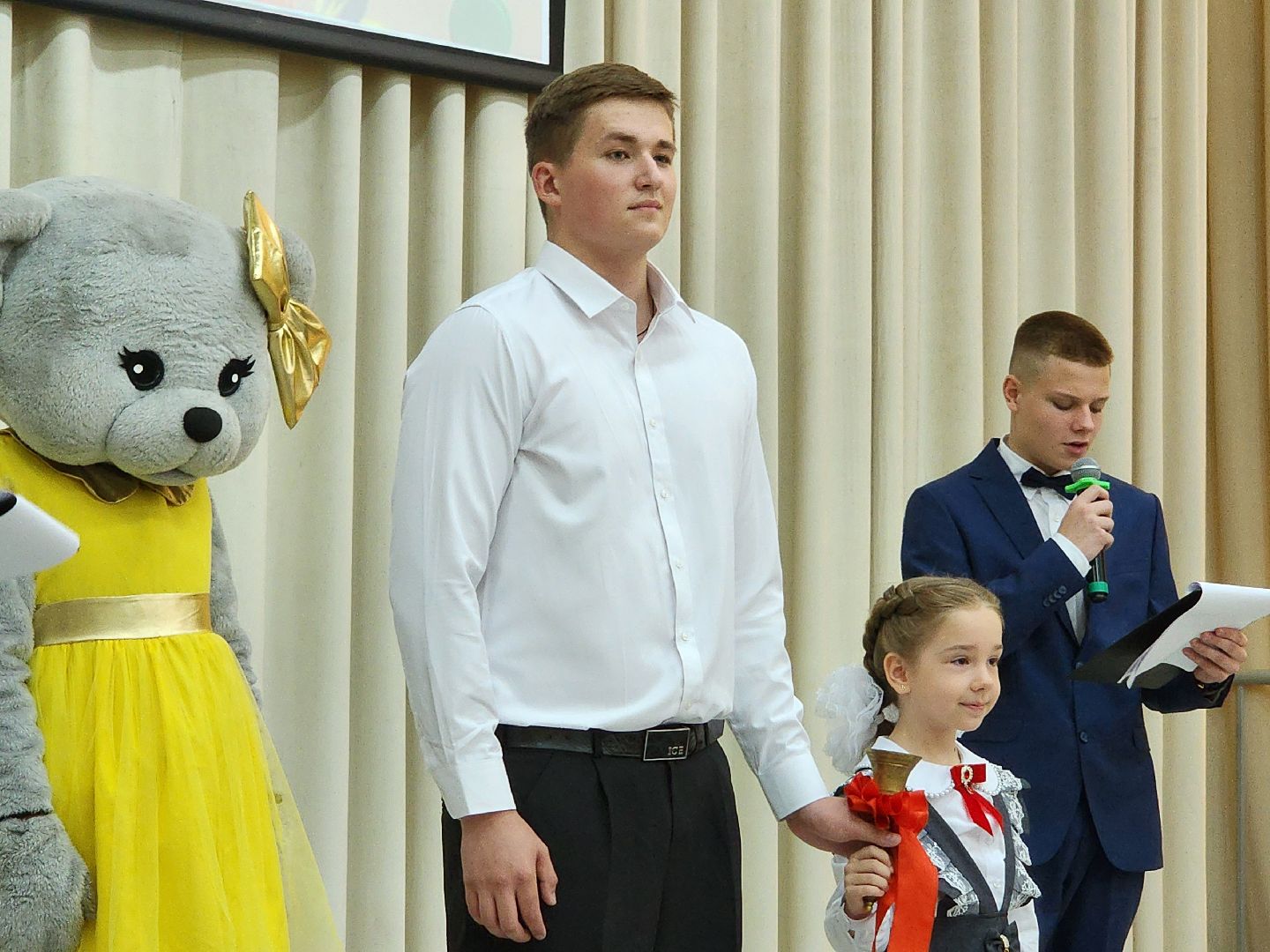 чехов, микрорайон губернский, улица уездная 6, школа 10, день знаний, первый звонок, 1 сентября, торжественная линейка, первоклассники, готовность к новому учебному году, учебники, учителя, ремонт, благоустройство, первый заместитель главы округа, денис юрков, директор школы 10 константин значков,мороженое, губернатор московской области,