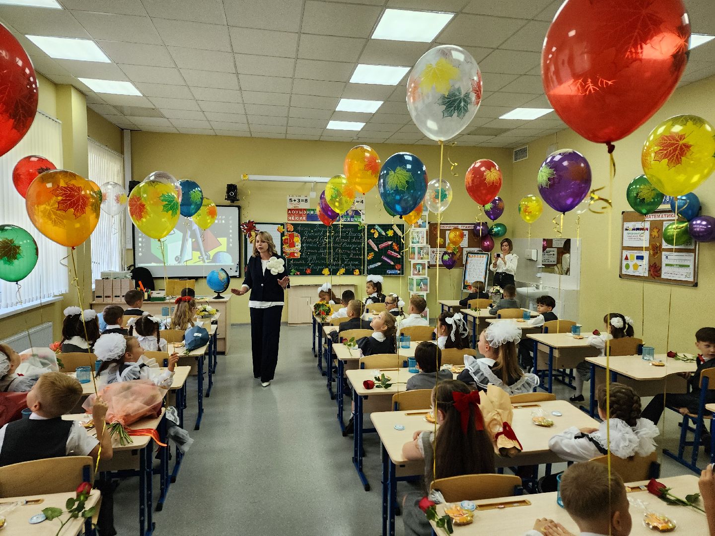чехов, микрорайон губернский, улица уездная 6, школа 10, день знаний, первый звонок, 1 сентября, торжественная линейка, первоклассники, готовность к новому учебному году, учебники, учителя, ремонт, благоустройство, первый заместитель главы округа, денис юрков, директор школы 10 константин значков,мороженое, губернатор московской области,