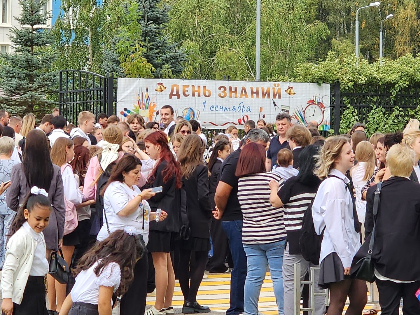 чехов, микрорайон губернский, улица уездная 6, школа 10, день знаний, первый звонок, 1 сентября, торжественная линейка, первоклассники, готовность к новому учебному году, учебники, учителя, ремонт, благоустройство, первый заместитель главы округа, денис юрков, директор школы 10 константин значков,мороженое, губернатор московской области,