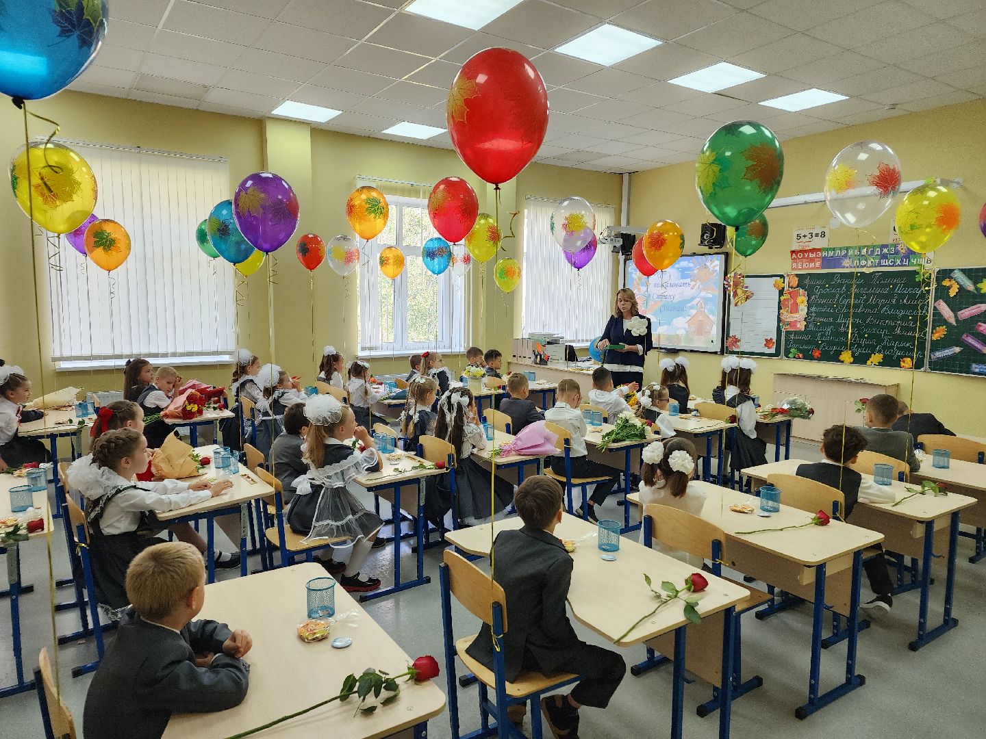 чехов, микрорайон губернский, улица уездная 6, школа 10, день знаний, первый звонок, 1 сентября, торжественная линейка, первоклассники, готовность к новому учебному году, учебники, учителя, ремонт, благоустройство, первый заместитель главы округа, денис юрков, директор школы 10 константин значков,мороженое, губернатор московской области,