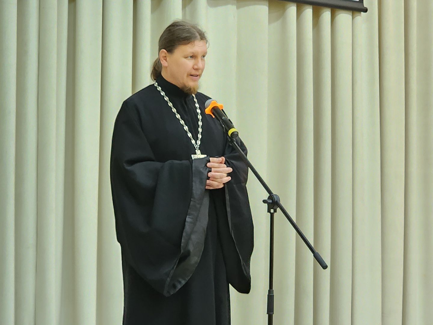 чехов, микрорайон губернский, улица уездная 6, школа 10, день знаний, первый звонок, 1 сентября, торжественная линейка, первоклассники, готовность к новому учебному году, учебники, учителя, ремонт, благоустройство, первый заместитель главы округа, денис юрков, директор школы 10 константин значков,мороженое, губернатор московской области,