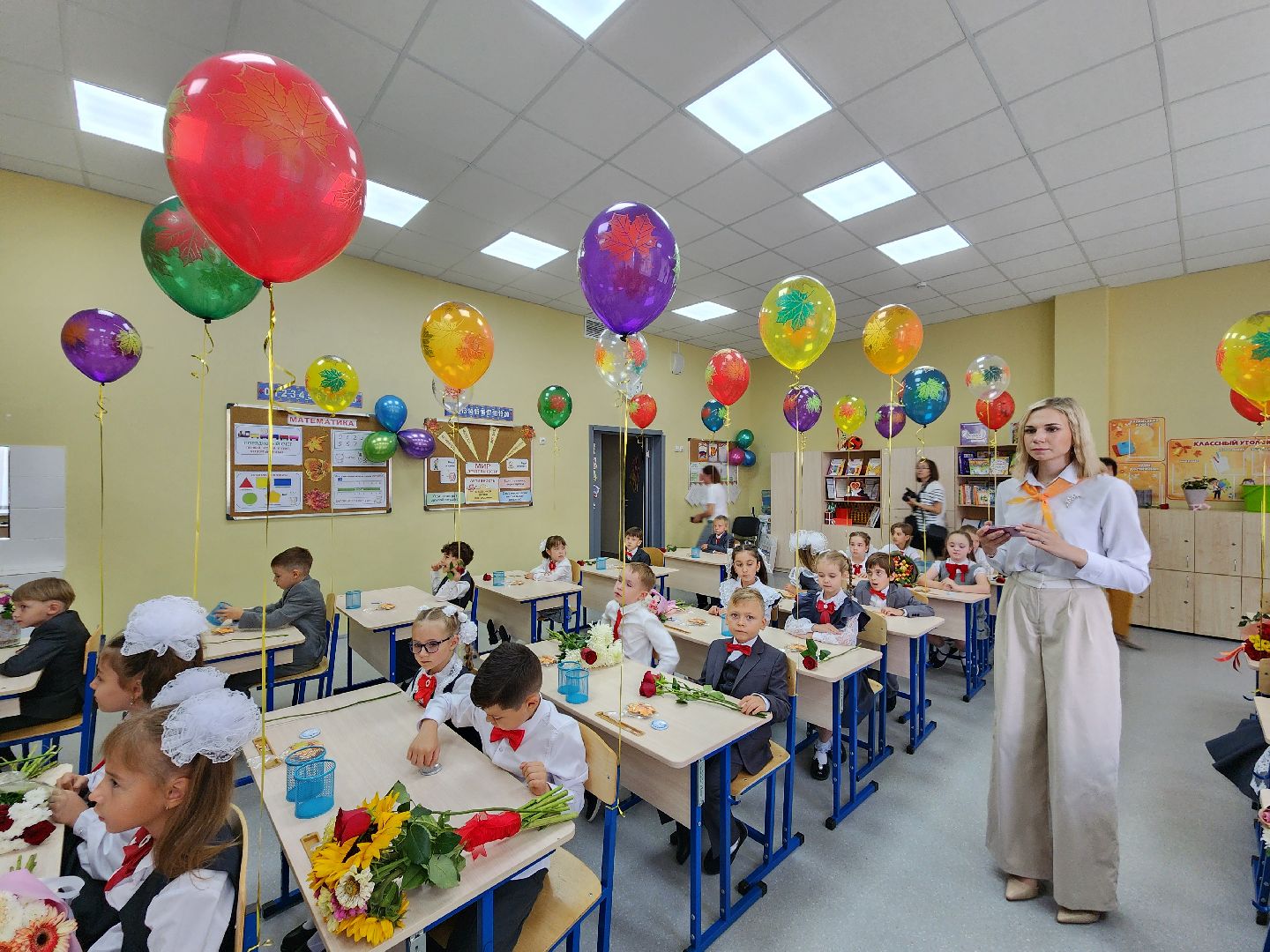 чехов, микрорайон губернский, улица уездная 6, школа 10, день знаний, первый звонок, 1 сентября, торжественная линейка, первоклассники, готовность к новому учебному году, учебники, учителя, ремонт, благоустройство, первый заместитель главы округа, денис юрков, директор школы 10 константин значков,мороженое, губернатор московской области,