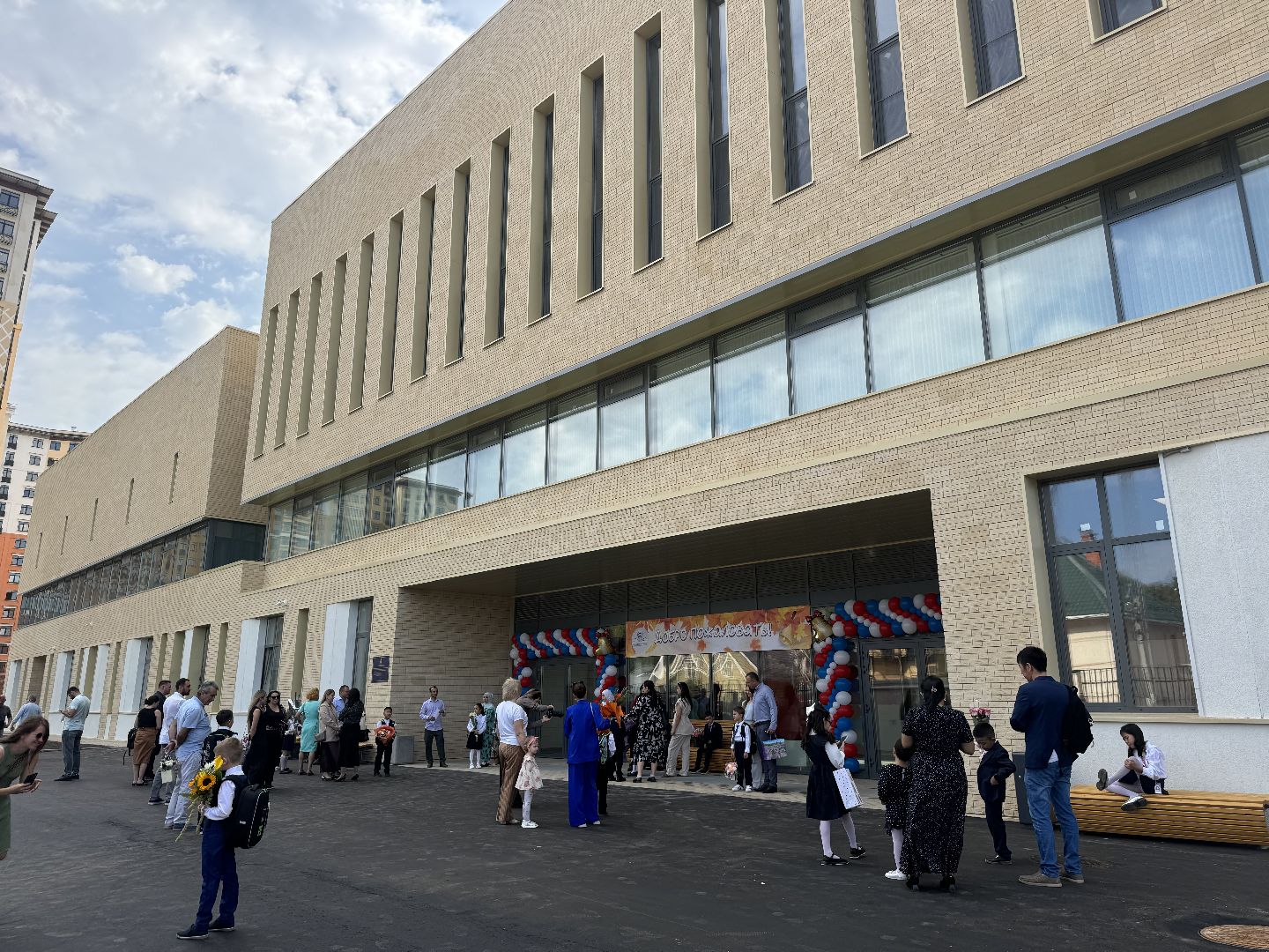 жк римский,  новая школа, ленинский городской округ, 1 сентября, первоклассники, линейка,