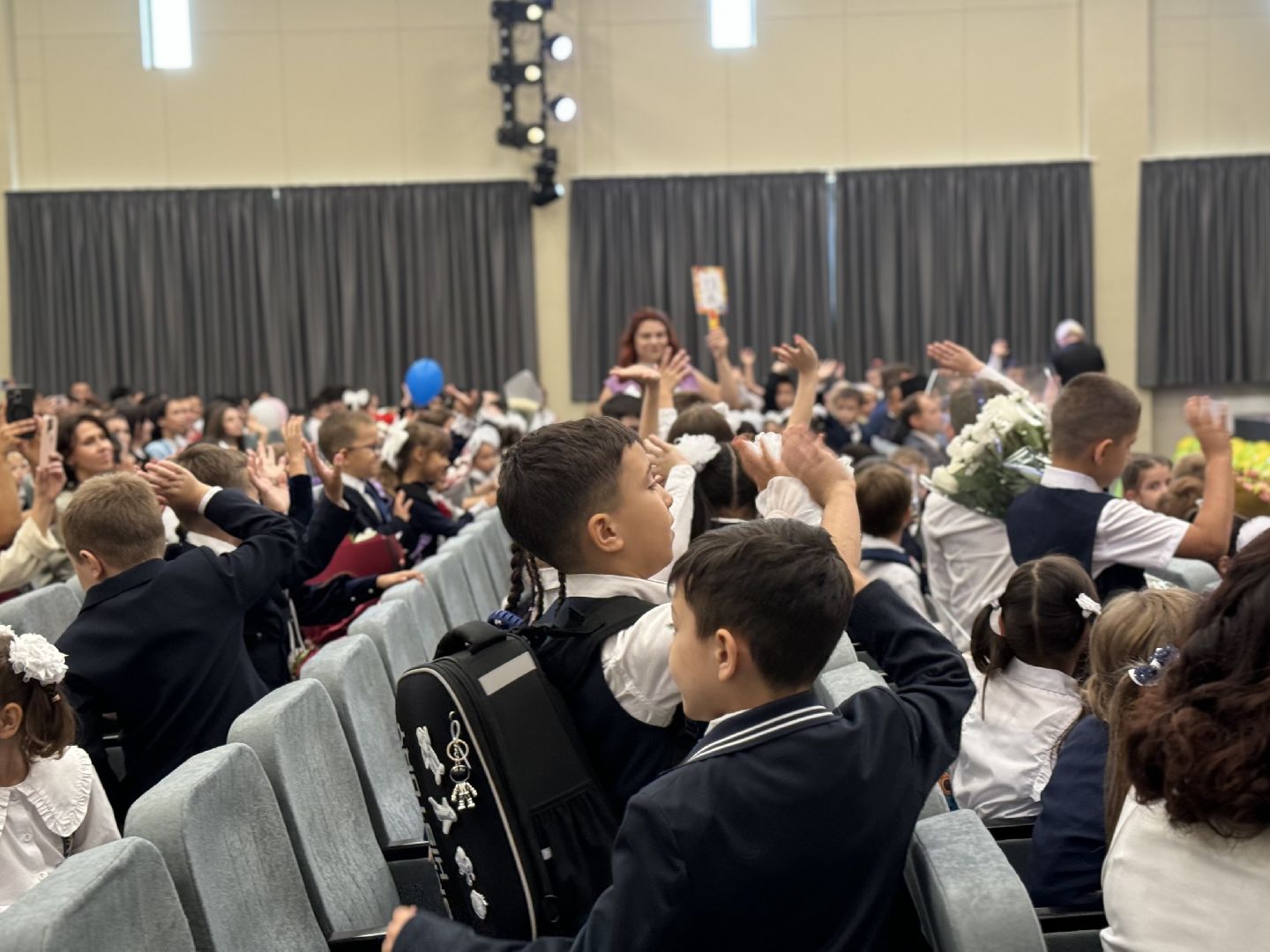 жк римский,  новая школа, ленинский городской округ, 1 сентября, первоклассники, линейка,