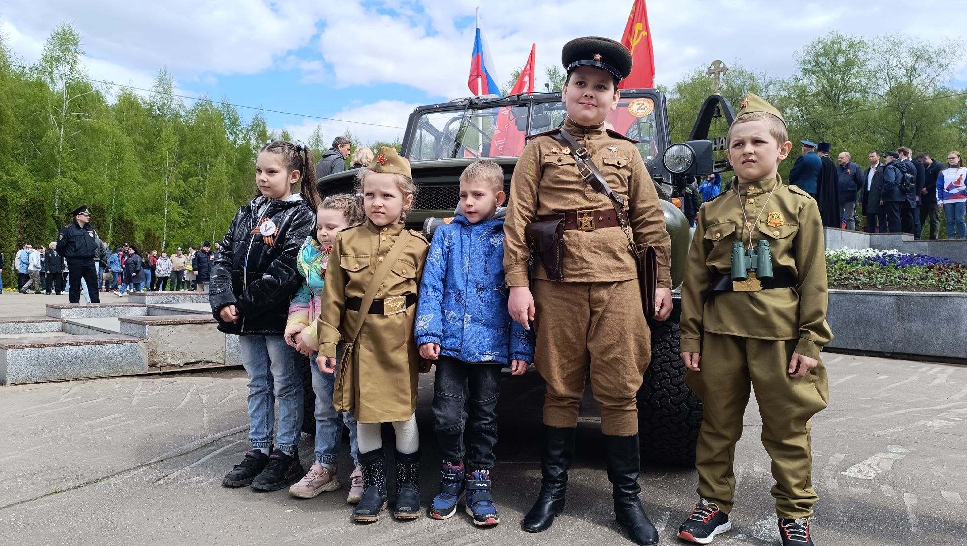 Лобня, митинг, цветы