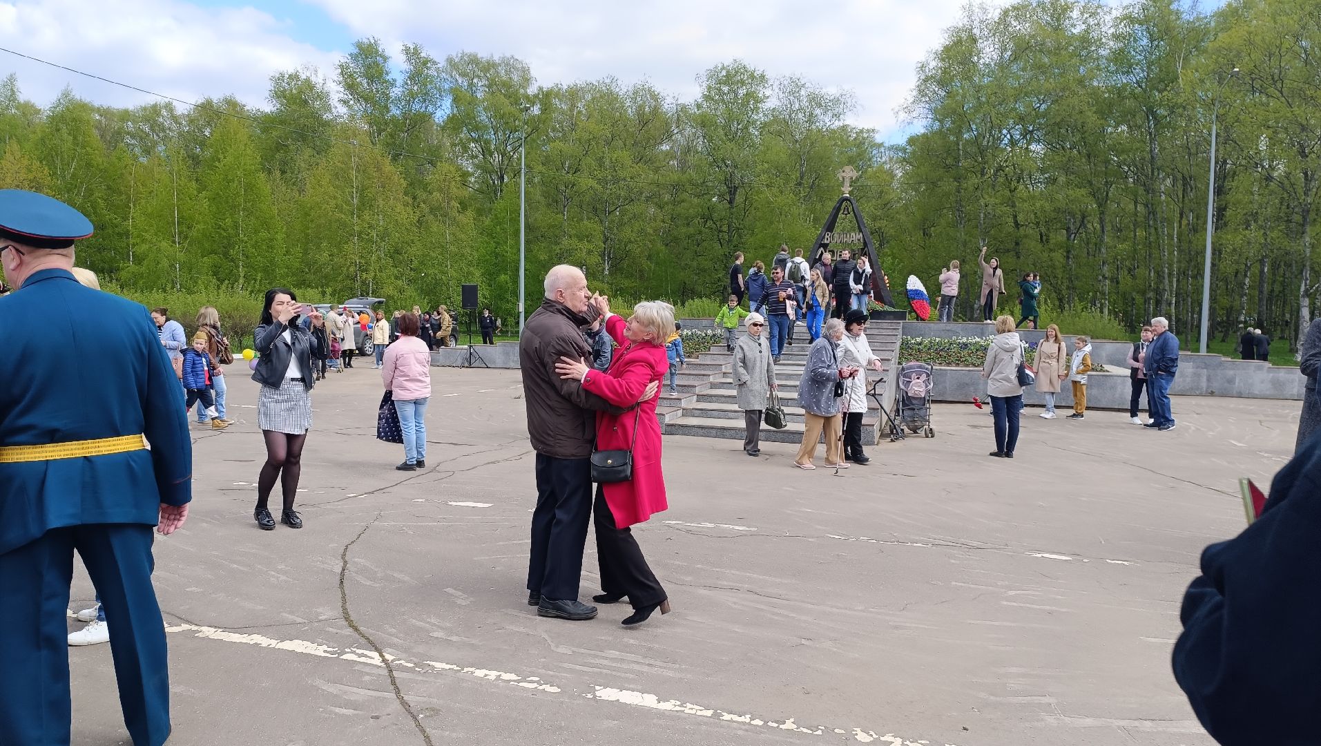 Лобня, митинг, цветы