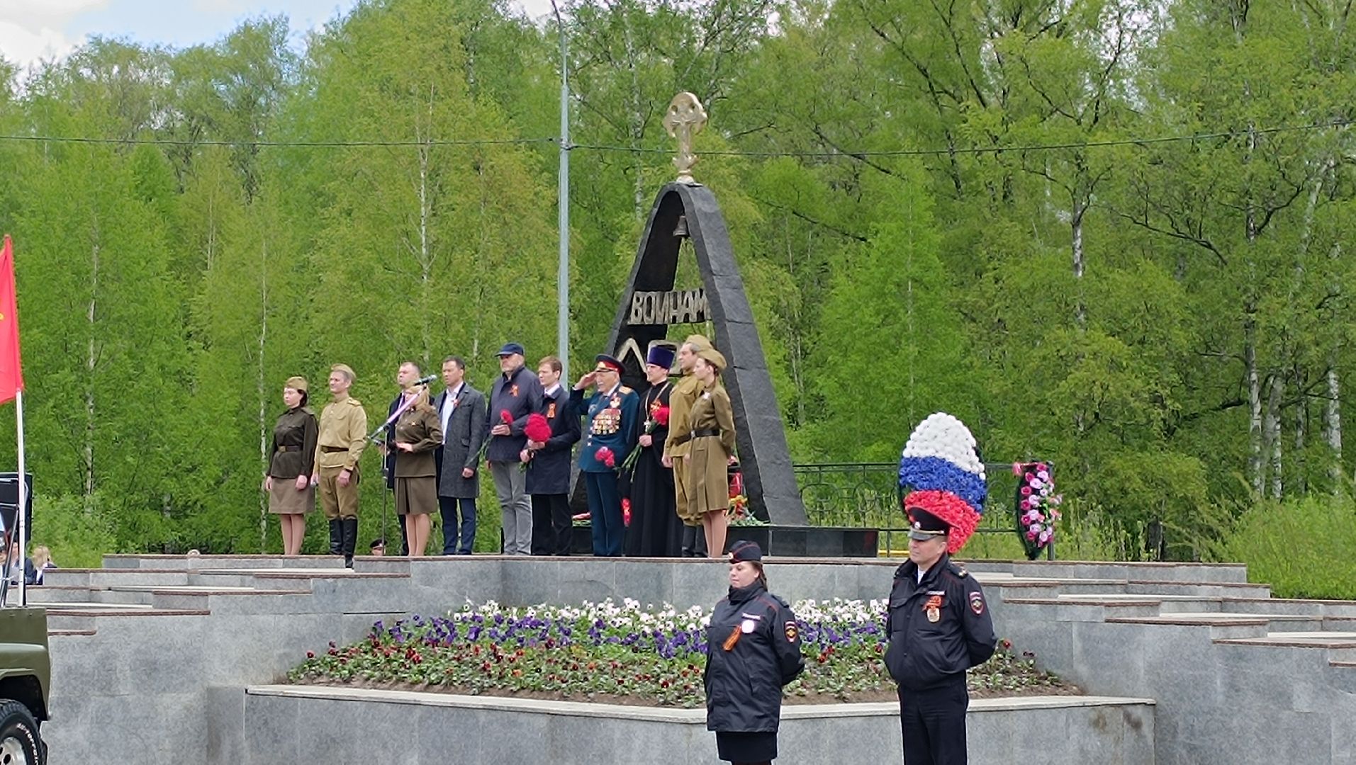 Лобня, митинг, цветы