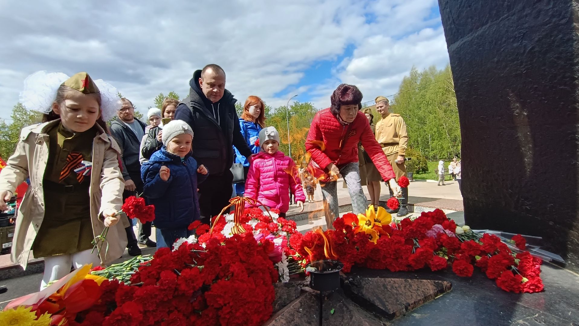 Лобня, митинг, цветы