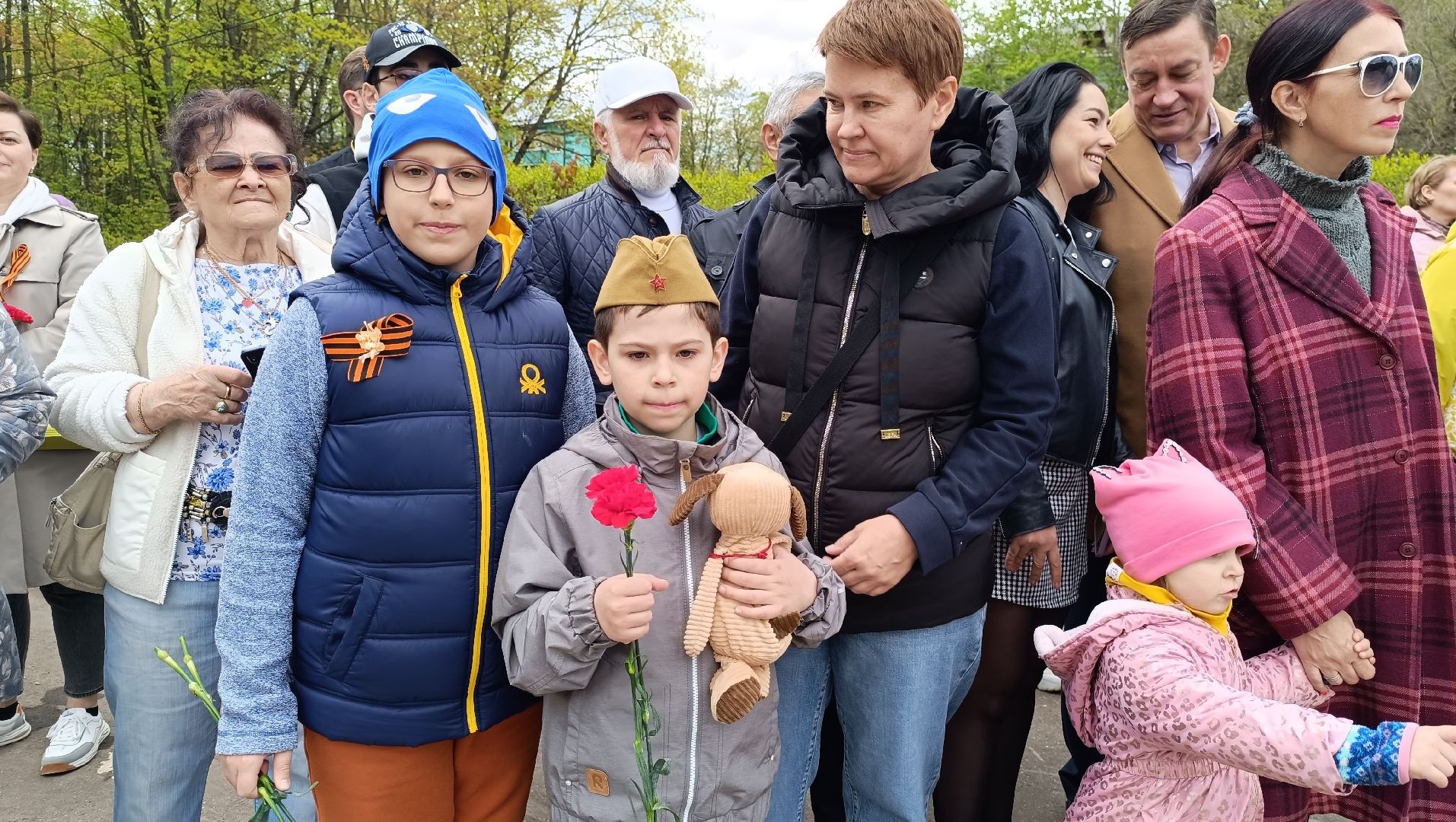 Лобня, митинг, цветы