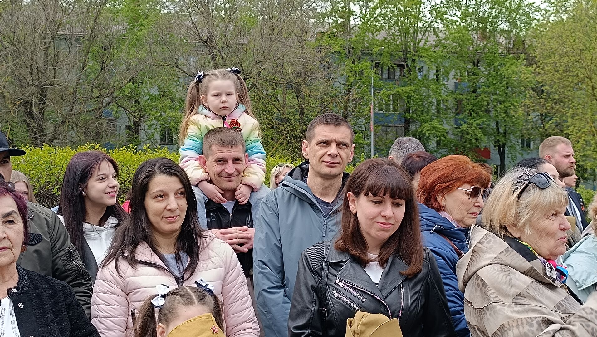 Лобня, митинг, цветы