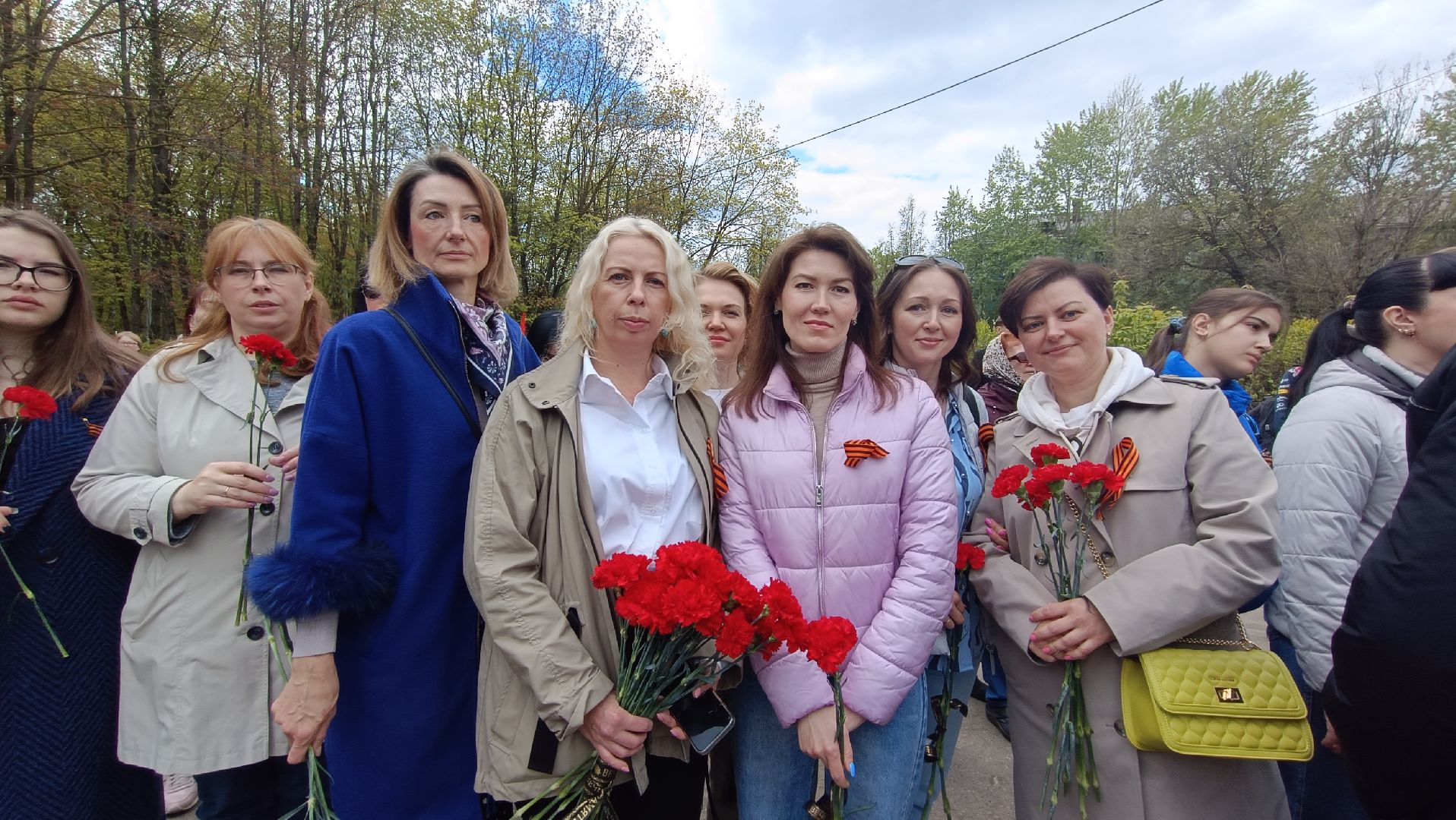 Лобня, митинг, цветы