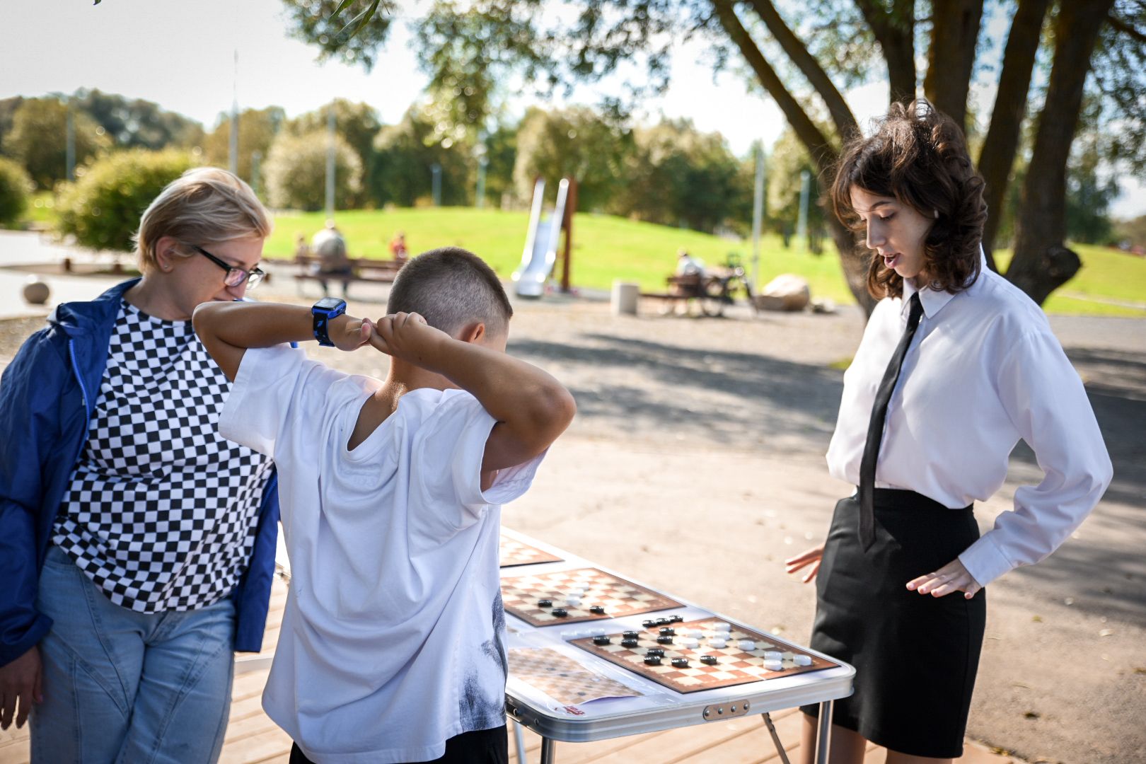 бронницы, парк бронницкий луг, день знаний в парке , дети, шашки в бронницах,