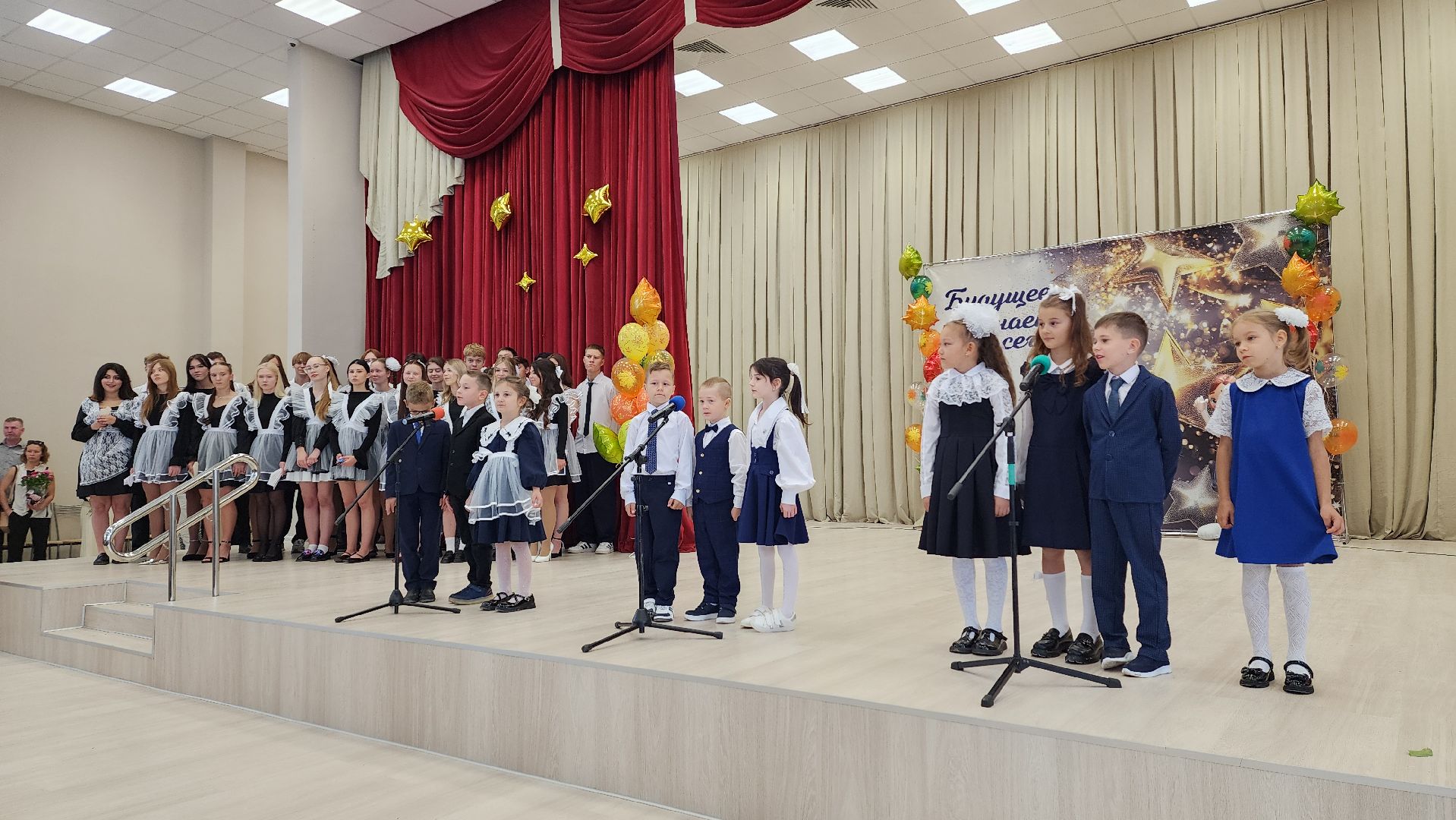 1 сентября, ашукино, капремонт школы, нацпроект, первоклассники, ашукинский образовательный комплекс,дети и родители, ученики, линейка, день знаний в школе,праздник,торжественная линейка,