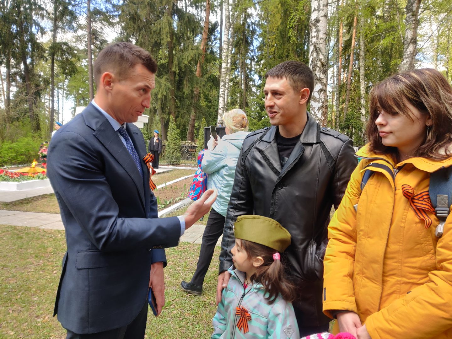 Красноармейск, Пушкинский, День Победы, памятник погибшим лётчикам, возложение цветовов