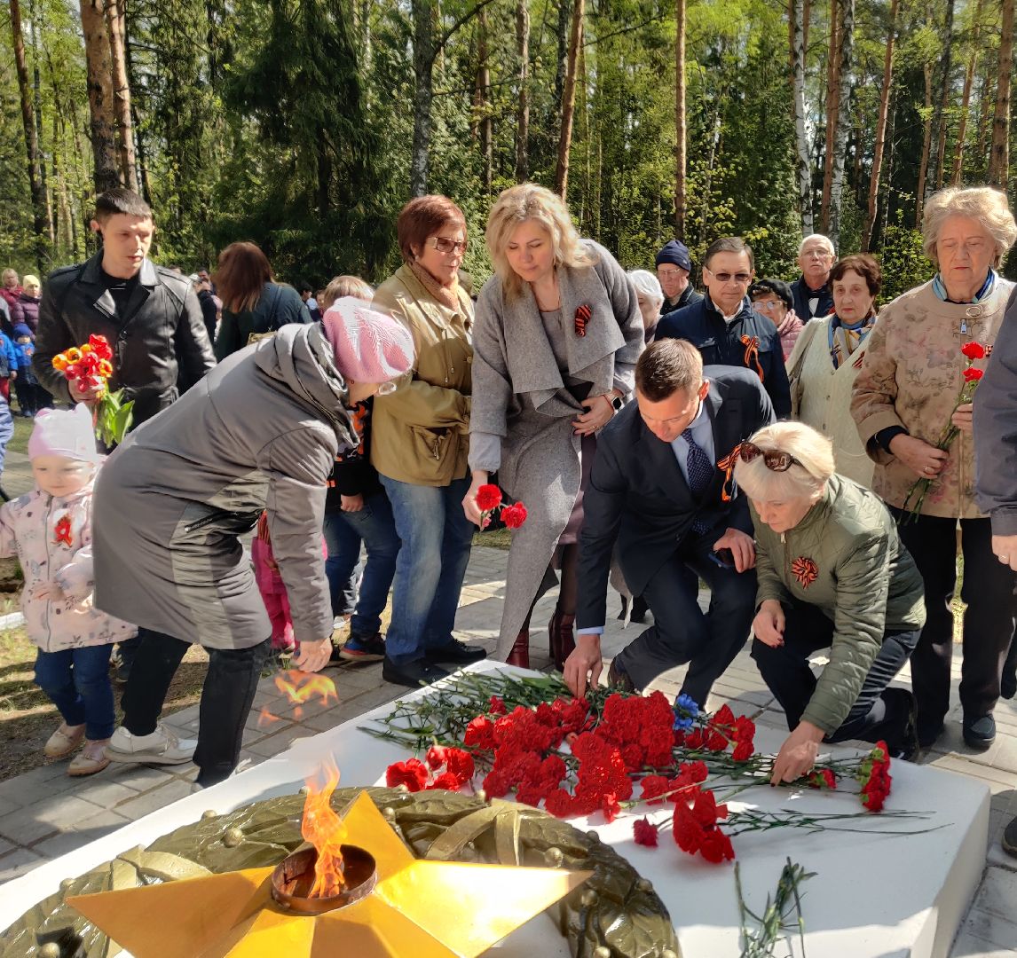 Красноармейск, Пушкинский, День Победы, памятник погибшим лётчикам, возложение цветовов