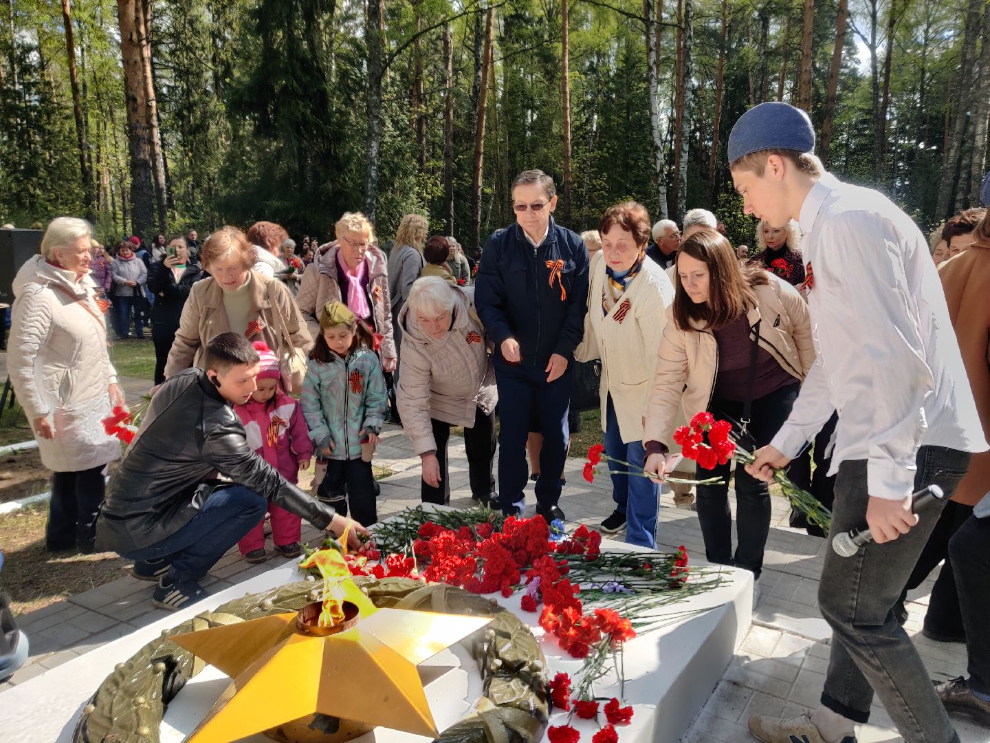 Красноармейск, Пушкинский, День Победы, памятник погибшим лётчикам, возложение цветовов