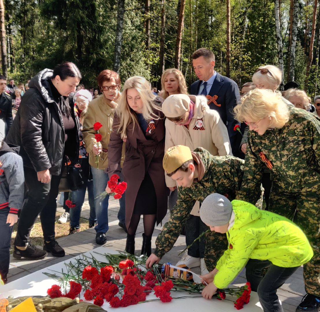 Красноармейск, Пушкинский, День Победы, памятник погибшим лётчикам, возложение цветовов