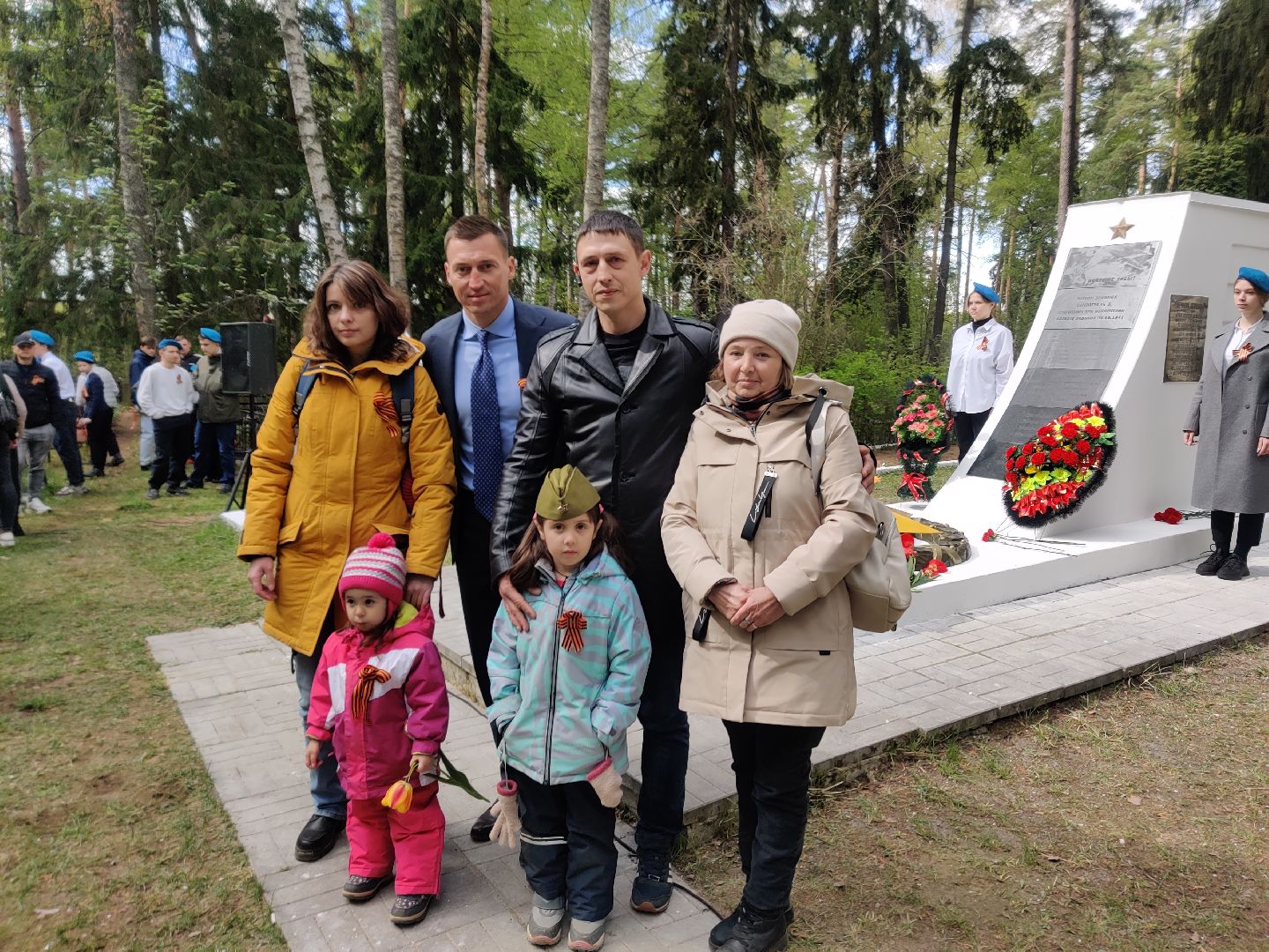 Красноармейск, Пушкинский, День Победы, памятник погибшим лётчикам, возложение цветовов