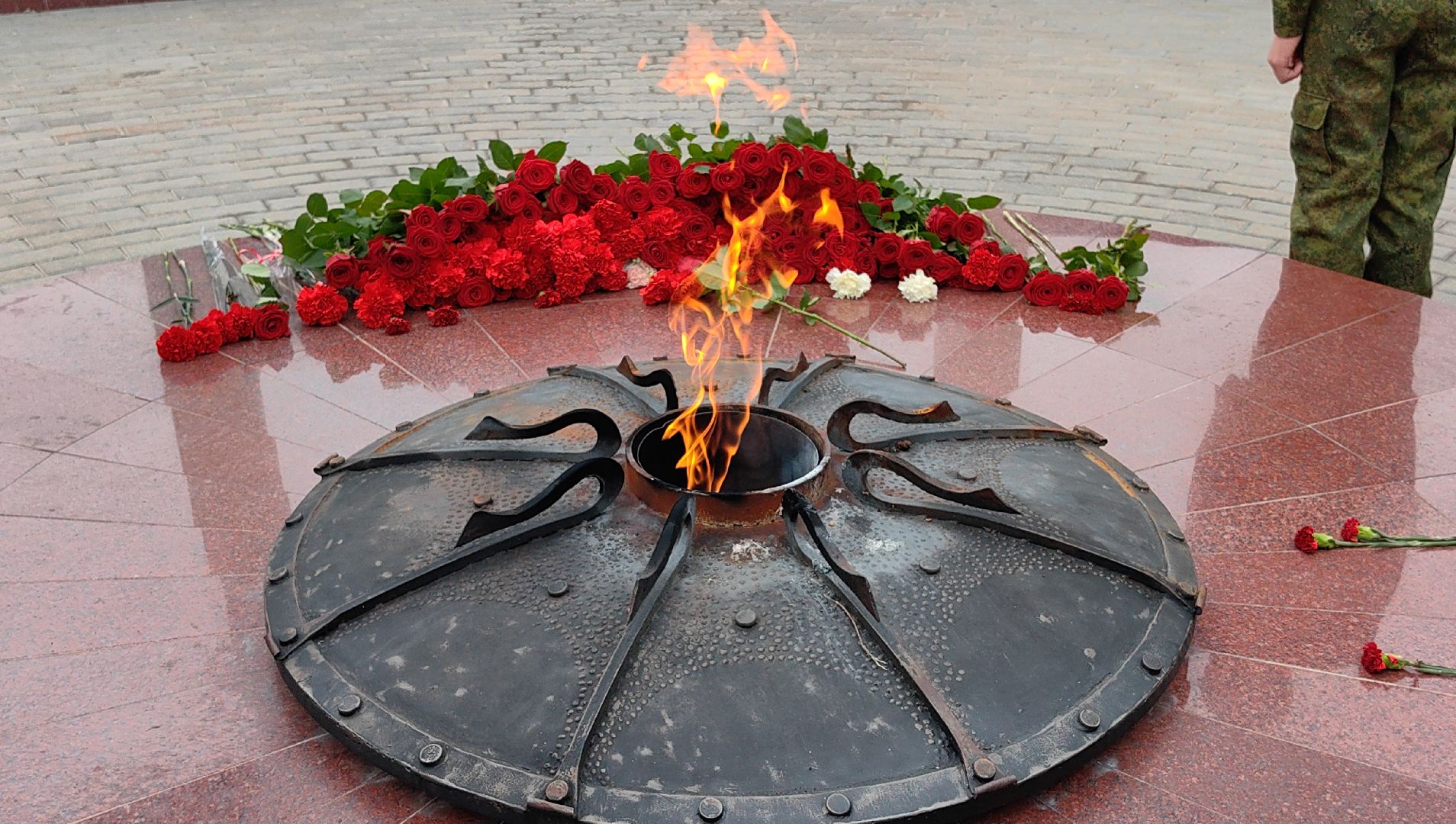 возложение цветов, вечный огонь, мемориал, юнармейцы, Беслан, митинг,  теракт,