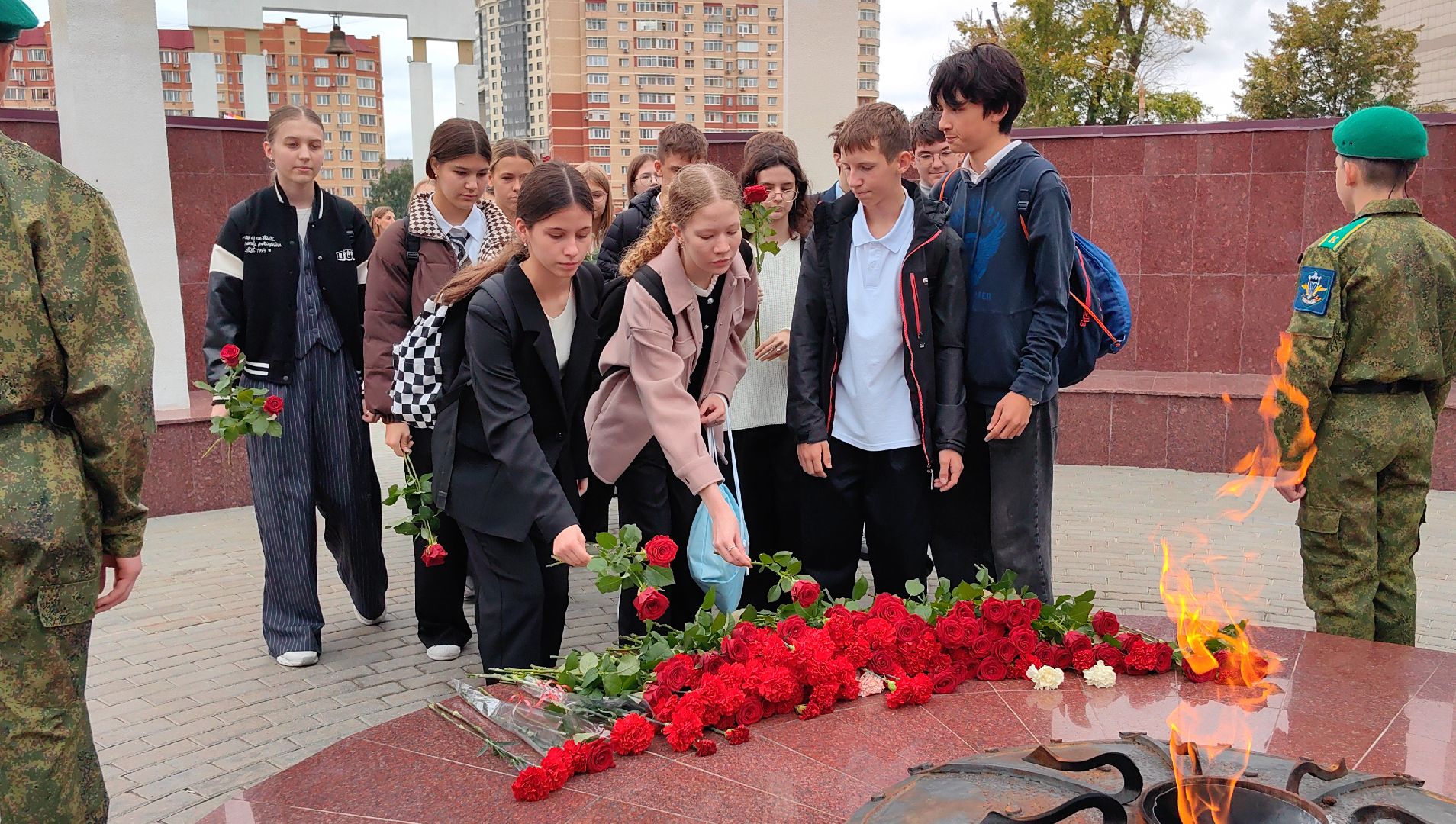 возложение цветов, вечный огонь, мемориал, юнармейцы, Беслан, митинг,  теракт,