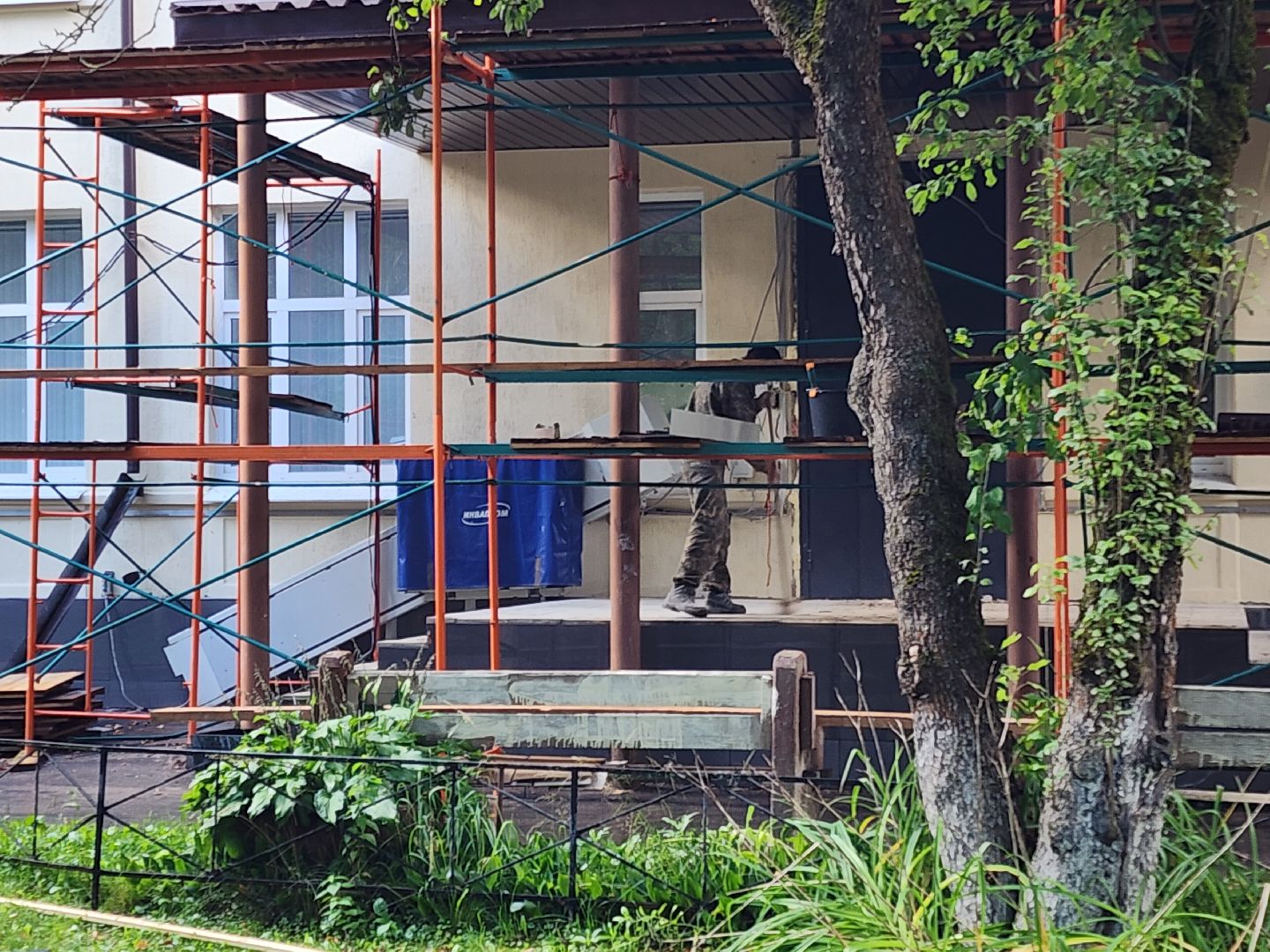 чехов, улица пионерская 2, взрослая поликлиника, текущий ремонт, замена кровли, отделка фасада, ремонт крыши, фасадные работы, ремонт входных групп, облицовка ступеней, инженерные сети, внутренняя отделка помещений, уборка территории, благоустройство, новые пешеходные дорожки и тропинки, парковка, региональная программа московской области, ремонт и обустройство объектов здравоохранения,