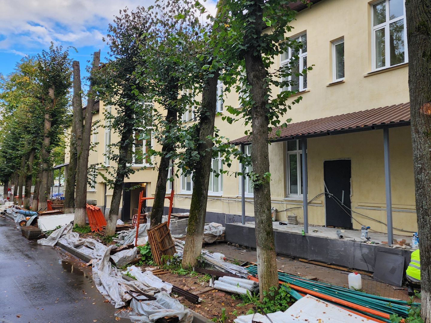 чехов, улица пионерская 2, взрослая поликлиника, текущий ремонт, замена кровли, отделка фасада, ремонт крыши, фасадные работы, ремонт входных групп, облицовка ступеней, инженерные сети, внутренняя отделка помещений, уборка территории, благоустройство, новые пешеходные дорожки и тропинки, парковка, региональная программа московской области, ремонт и обустройство объектов здравоохранения,