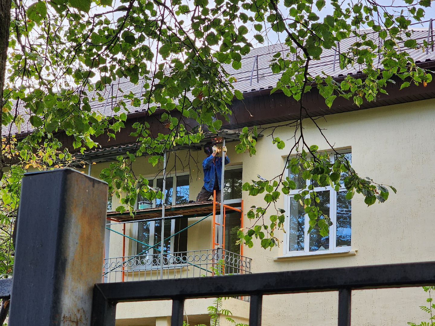 чехов, улица пионерская 2, взрослая поликлиника, текущий ремонт, замена кровли, отделка фасада, ремонт крыши, фасадные работы, ремонт входных групп, облицовка ступеней, инженерные сети, внутренняя отделка помещений, уборка территории, благоустройство, новые пешеходные дорожки и тропинки, парковка, региональная программа московской области, ремонт и обустройство объектов здравоохранения,