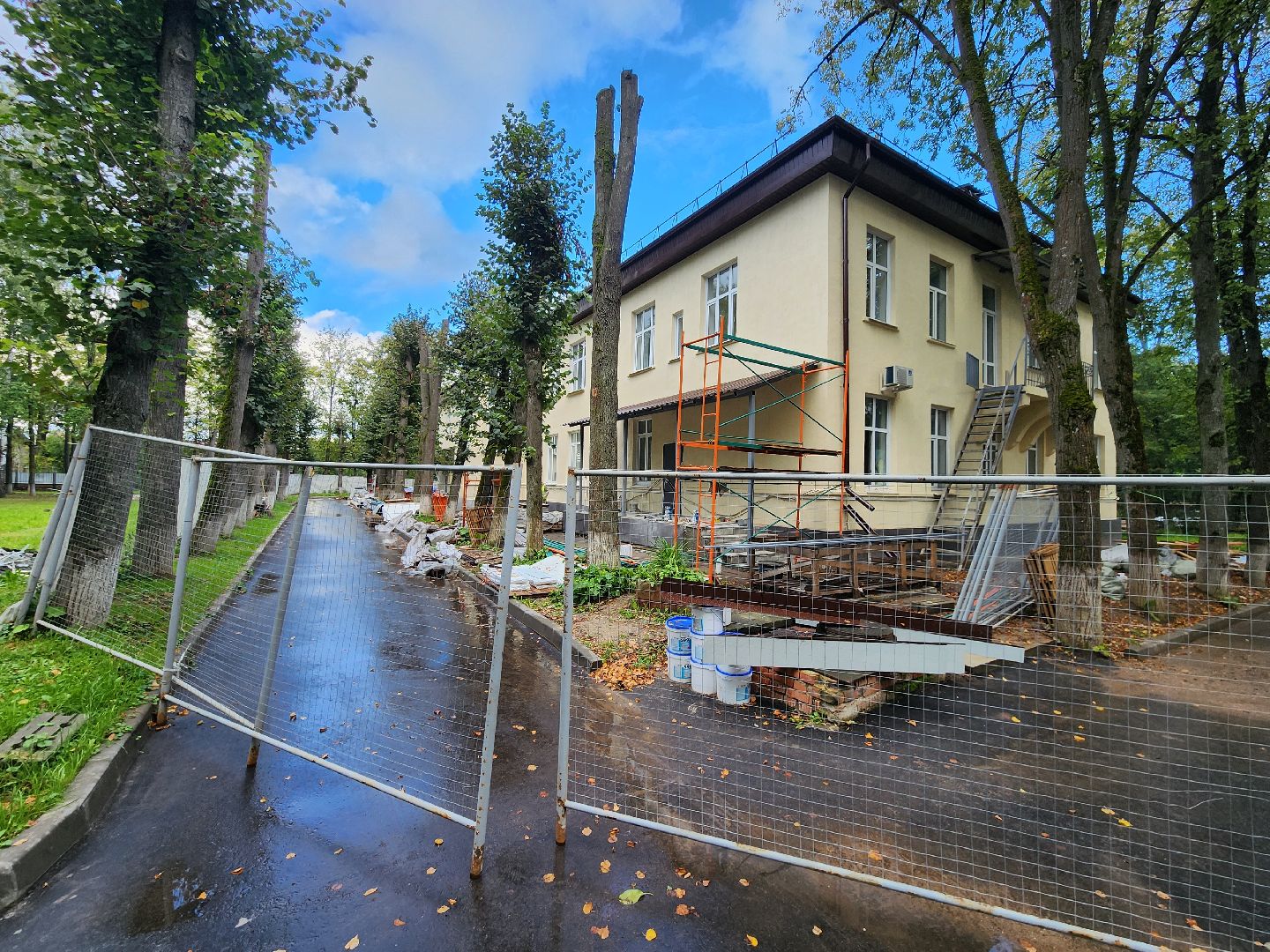 чехов, улица пионерская 2, взрослая поликлиника, текущий ремонт, замена кровли, отделка фасада, ремонт крыши, фасадные работы, ремонт входных групп, облицовка ступеней, инженерные сети, внутренняя отделка помещений, уборка территории, благоустройство, новые пешеходные дорожки и тропинки, парковка, региональная программа московской области, ремонт и обустройство объектов здравоохранения,