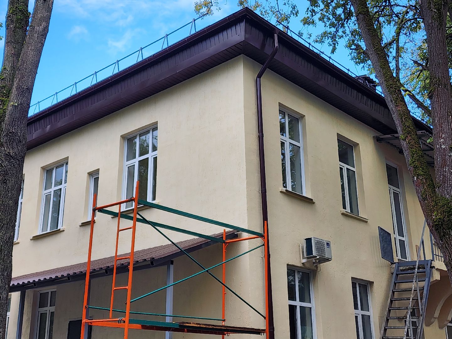 чехов, улица пионерская 2, взрослая поликлиника, текущий ремонт, замена кровли, отделка фасада, ремонт крыши, фасадные работы, ремонт входных групп, облицовка ступеней, инженерные сети, внутренняя отделка помещений, уборка территории, благоустройство, новые пешеходные дорожки и тропинки, парковка, региональная программа московской области, ремонт и обустройство объектов здравоохранения,