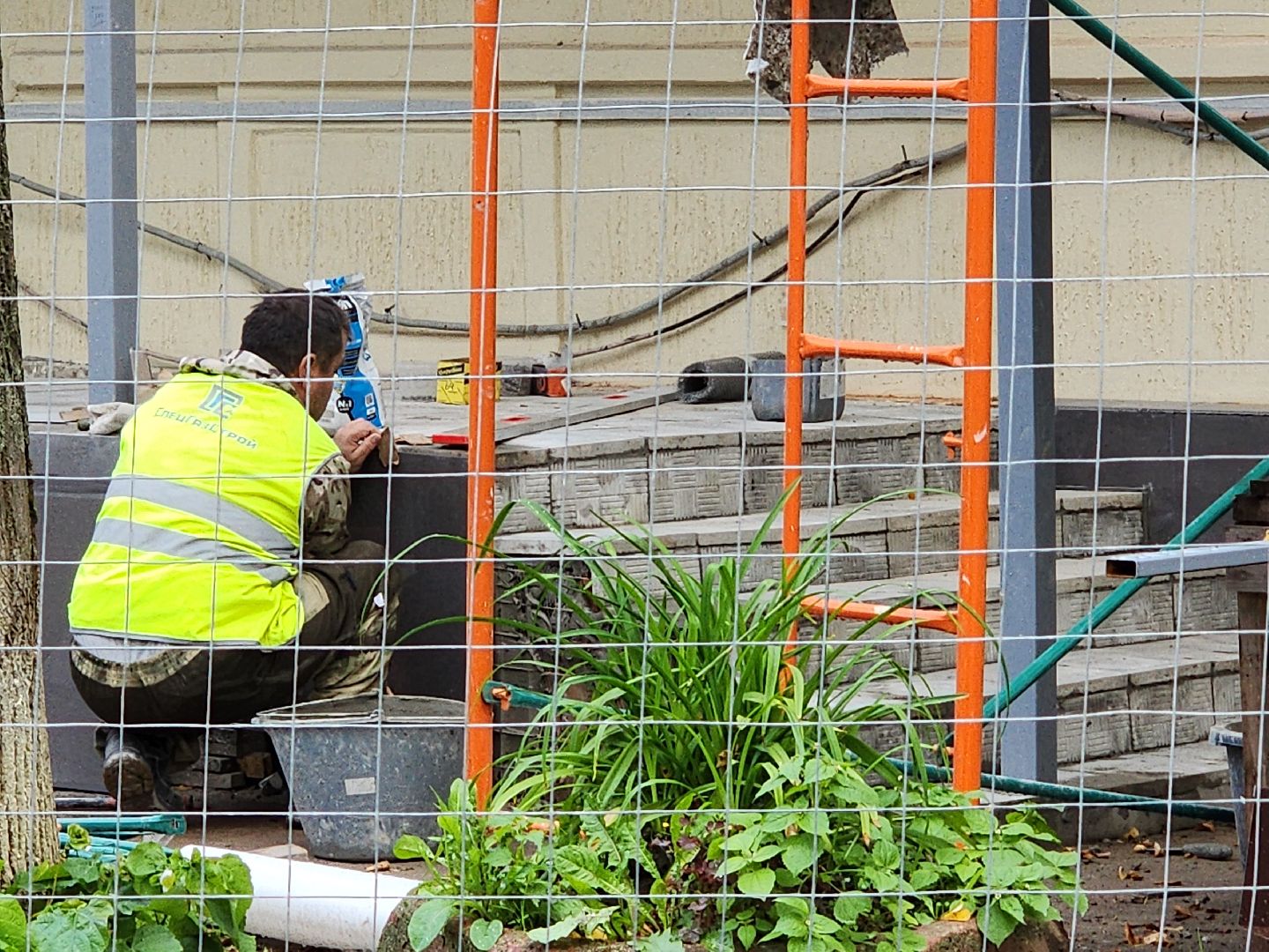 чехов, улица пионерская 2, взрослая поликлиника, текущий ремонт, замена кровли, отделка фасада, ремонт крыши, фасадные работы, ремонт входных групп, облицовка ступеней, инженерные сети, внутренняя отделка помещений, уборка территории, благоустройство, новые пешеходные дорожки и тропинки, парковка, региональная программа московской области, ремонт и обустройство объектов здравоохранения,