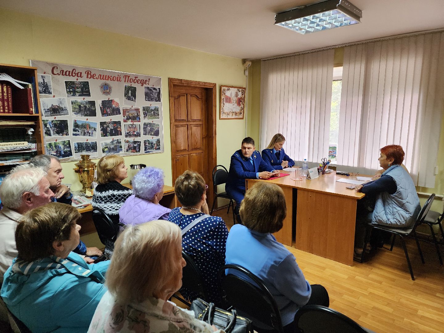 чехов,улица солнышевская, совет ветеранов, встреча с пенсионерами и ветеранами, заместитель прокурора роман нагаев, помощница прокурора екатерина сикорская, борьба с телефонным мошенничеством, лекция, уловки и схемы обмана, способы защиты от мошенников, чеховская прокуратура,