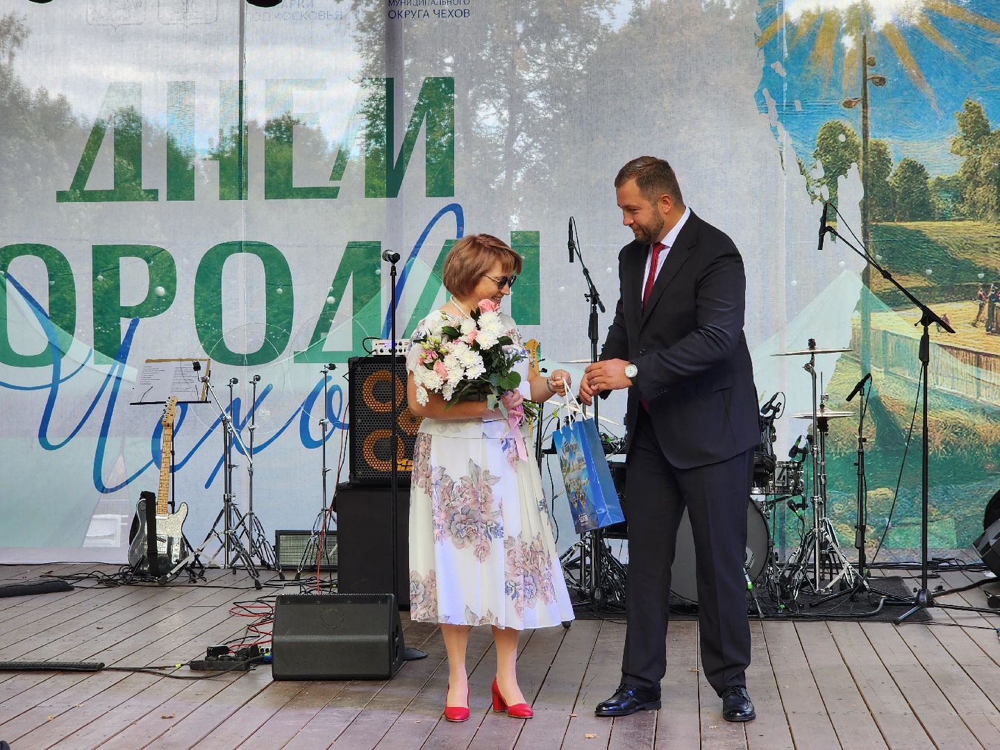 чехов, день города, праздничный концерт, звезды эстрады, алексей глызин, рок-фестиваль,   трибьют-группы кино и ACDC, чествование жителей, награждение жителей, мастер-классы, конкурсы, песни и танцы, анимация, рок-концерт, группы вираж триада рубиновый вторник, глава округа михаил собакин,