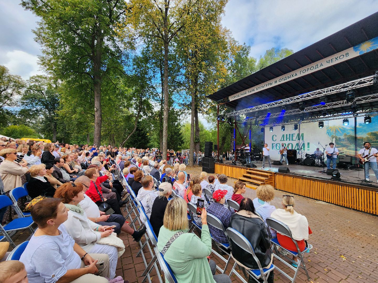 чехов, день города, праздничный концерт, звезды эстрады, алексей глызин, рок-фестиваль,   трибьют-группы кино и ACDC, чествование жителей, награждение жителей, мастер-классы, конкурсы, песни и танцы, анимация, рок-концерт, группы вираж триада рубиновый вторник, глава округа михаил собакин,