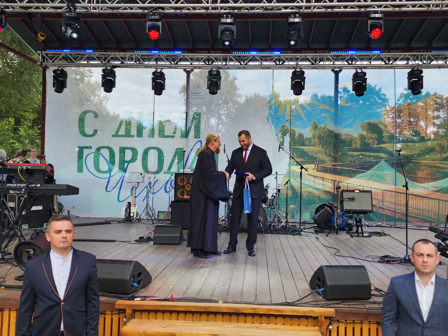 чехов, день города, праздничный концерт, звезды эстрады, алексей глызин, рок-фестиваль,   трибьют-группы кино и ACDC, чествование жителей, награждение жителей, мастер-классы, конкурсы, песни и танцы, анимация, рок-концерт, группы вираж триада рубиновый вторник, глава округа михаил собакин,